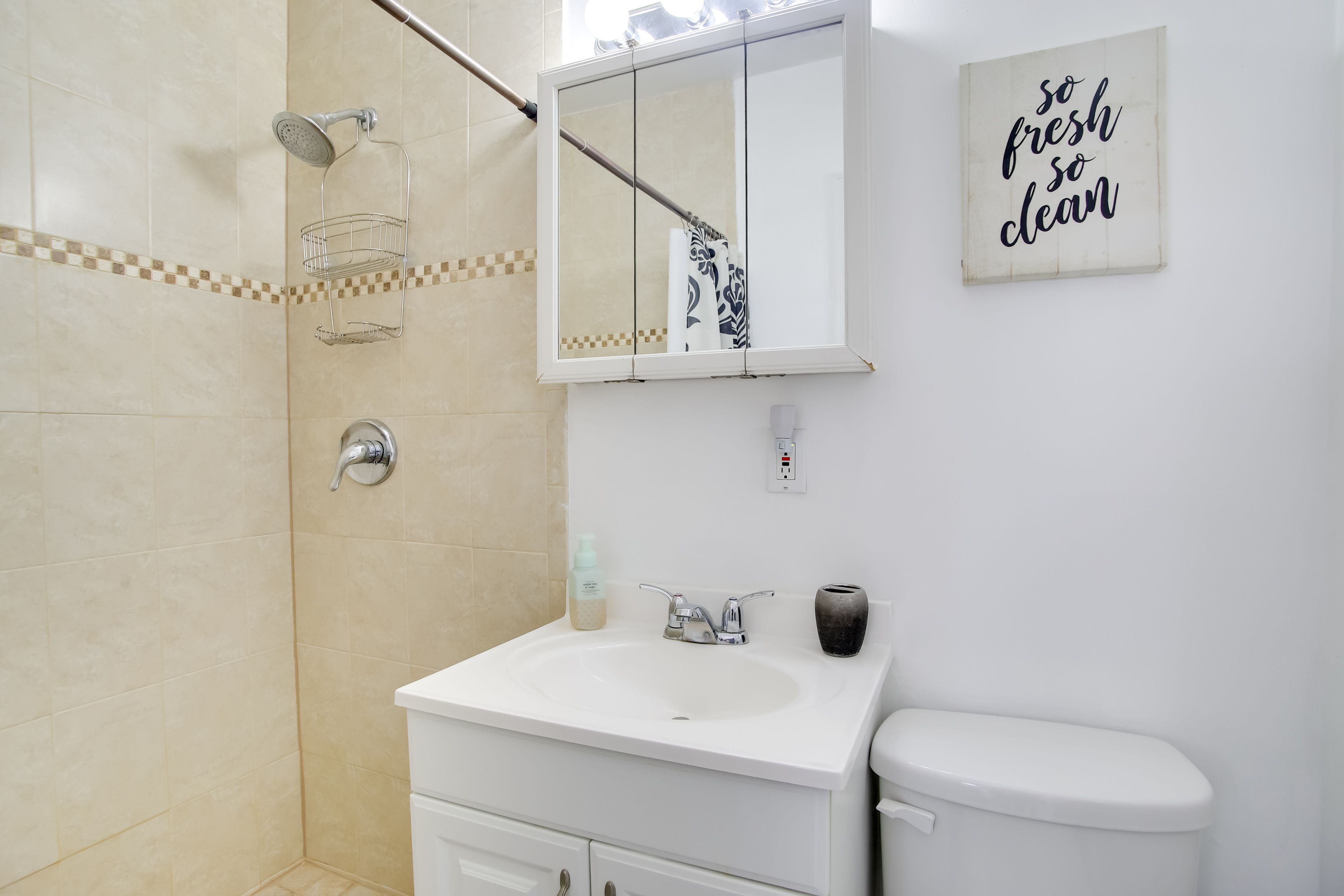 Full Bathroom | Towels Provided