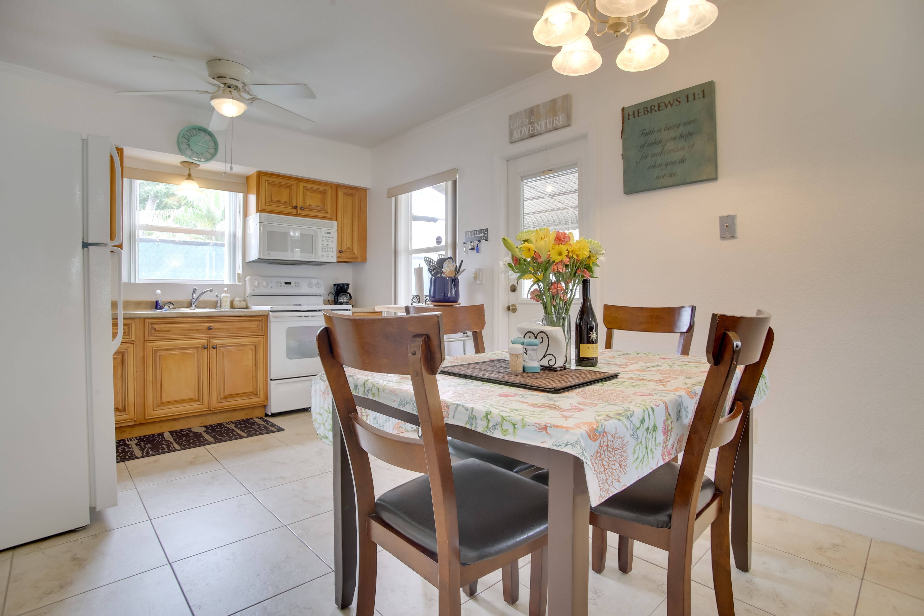 Dining Area | Dishware Provided | Single-Story Home