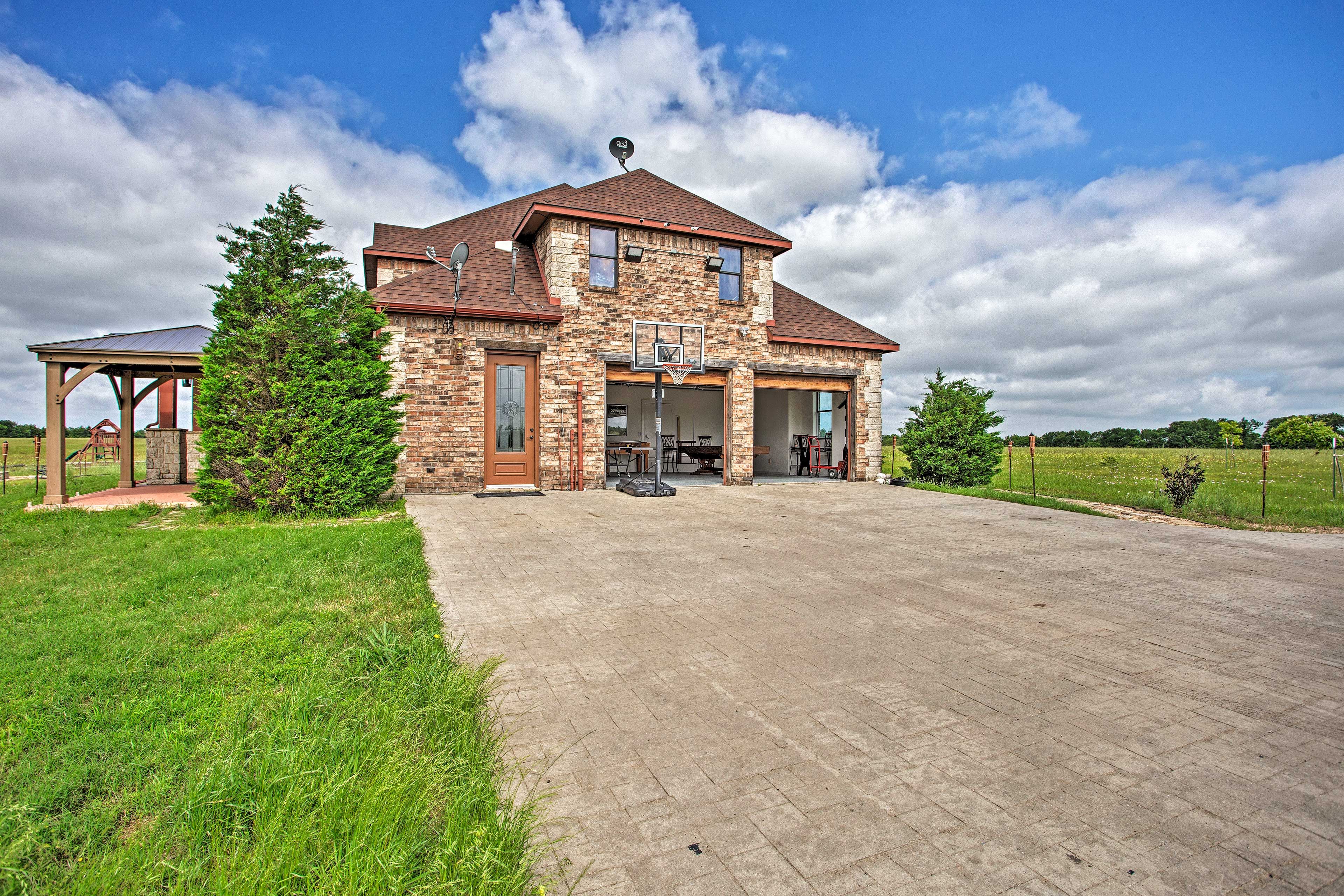 Exterior | Keyless Entry | Motion Sensors | Pet Friendly