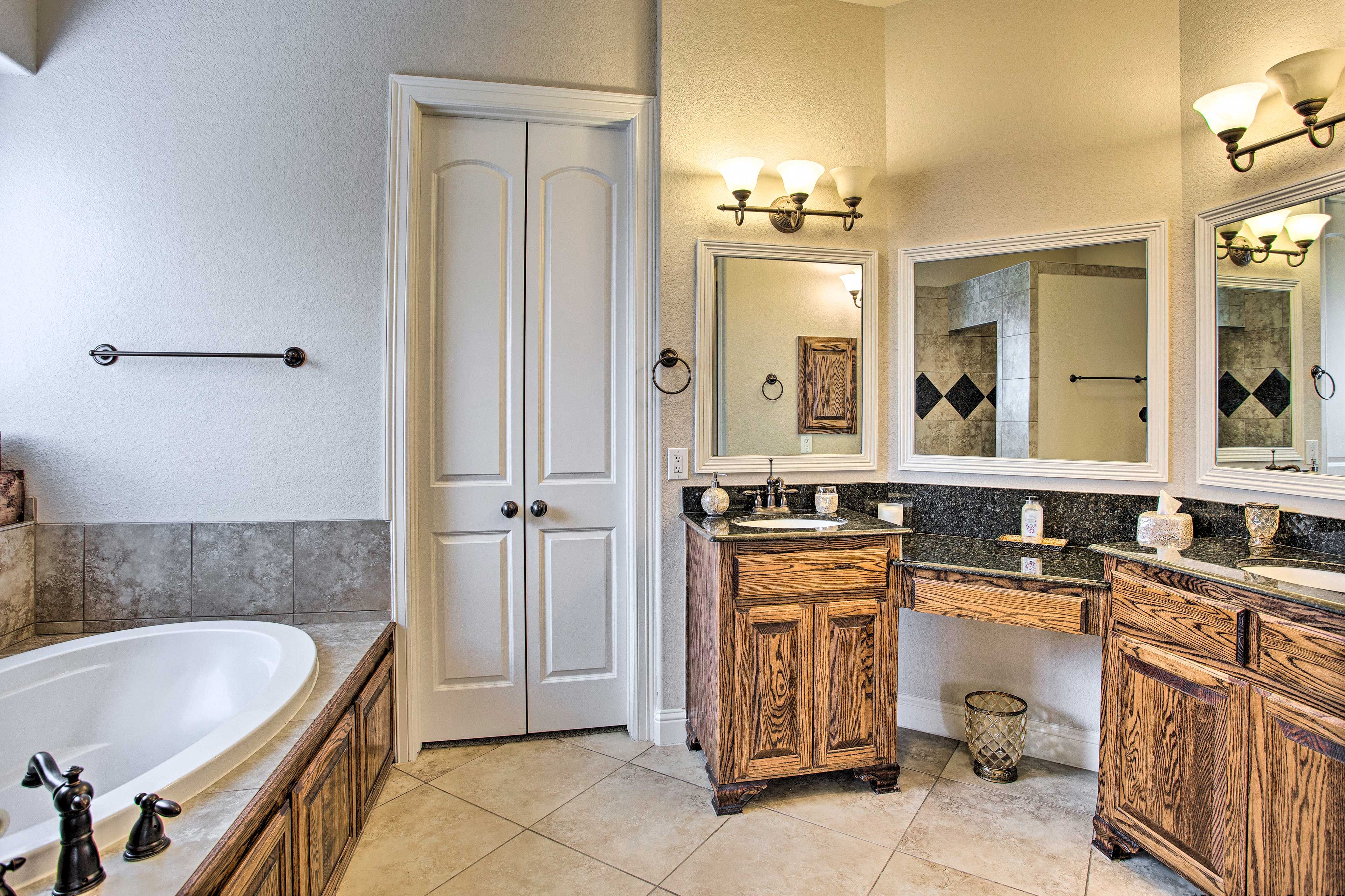 En-Suite Bathroom | Linens & Towels Provided