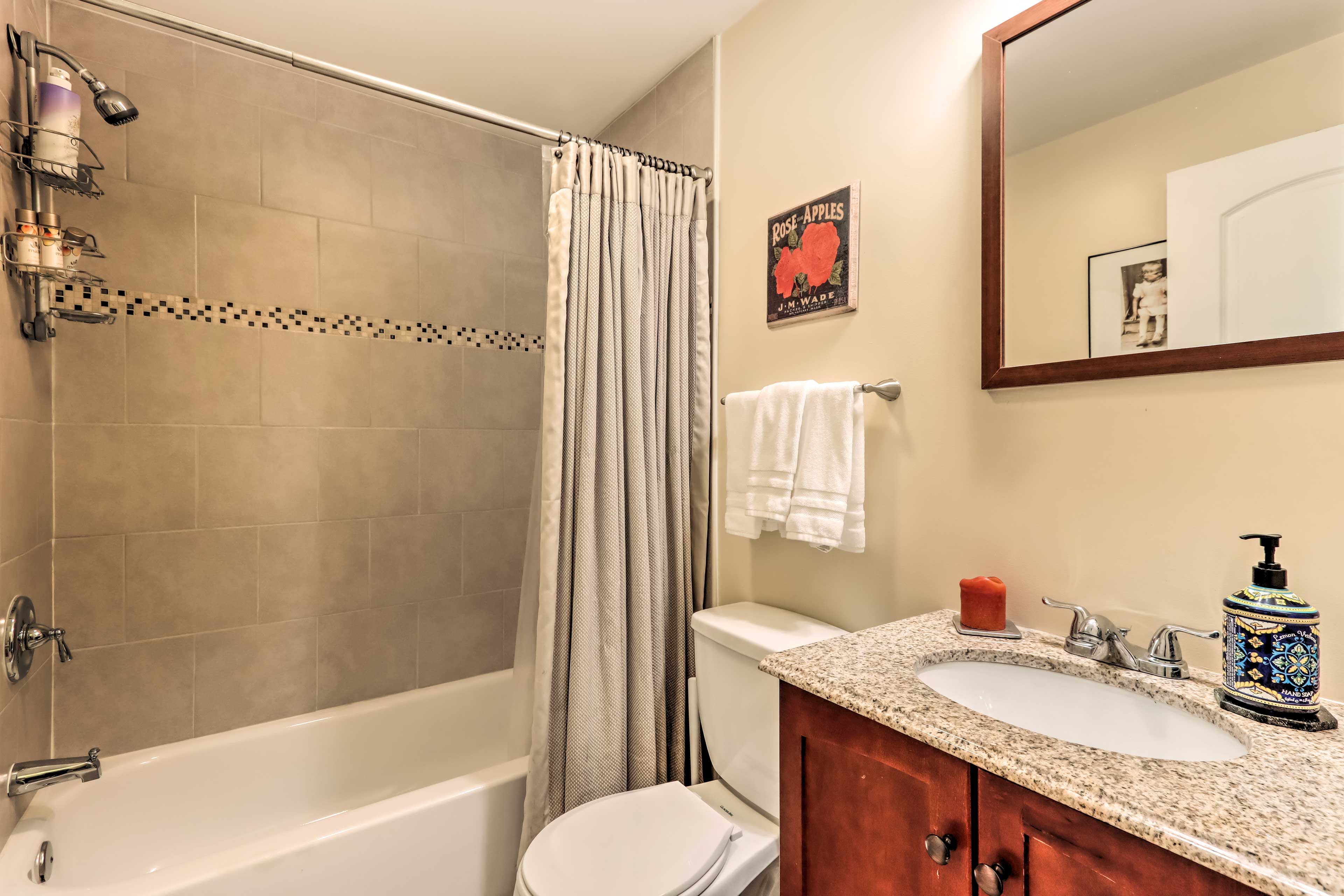 Full Bathroom | Towels Provided