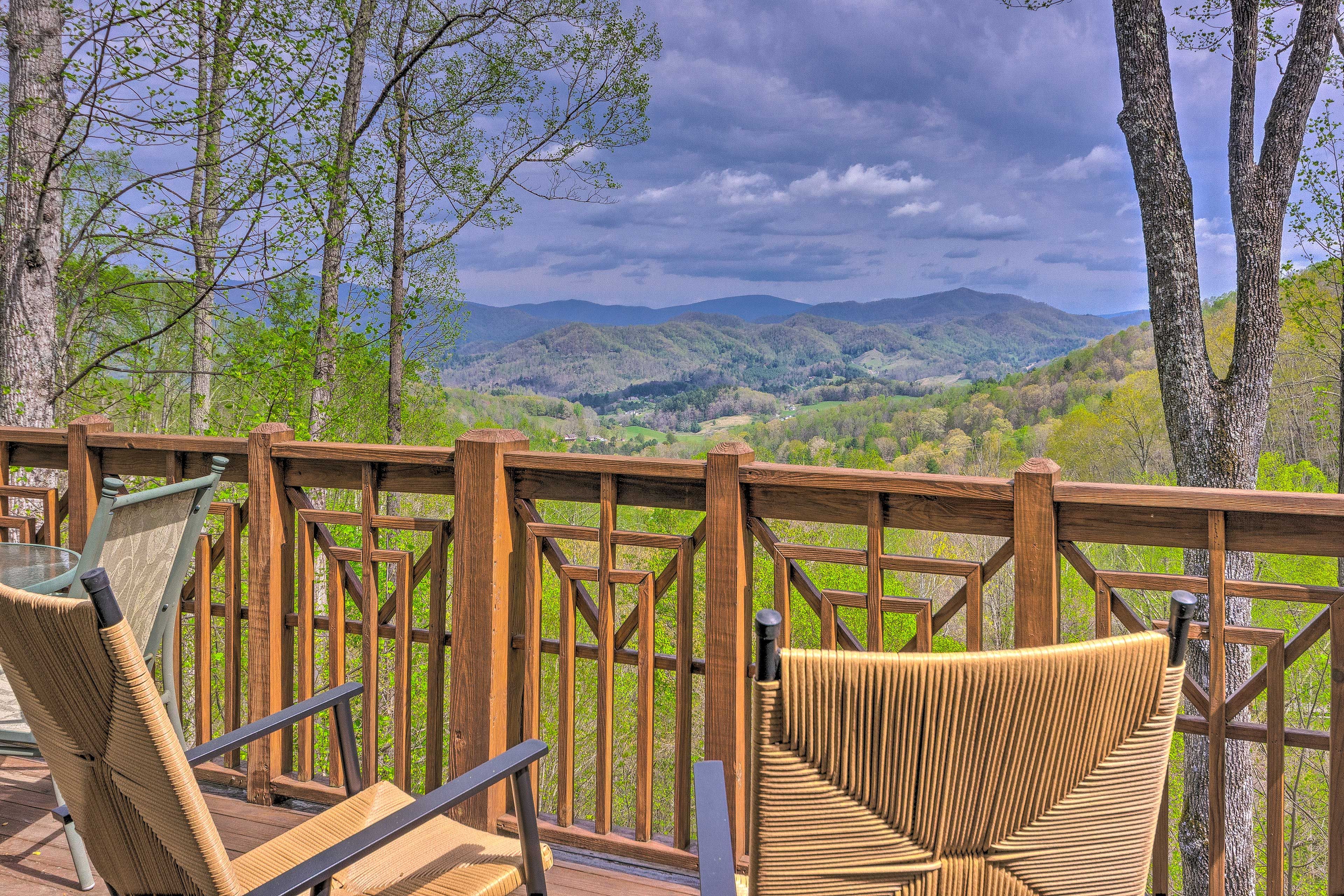 Burnsville Vacation Rental | 3BR | 3BA | 2 Stories | 1,650 Sq Ft
