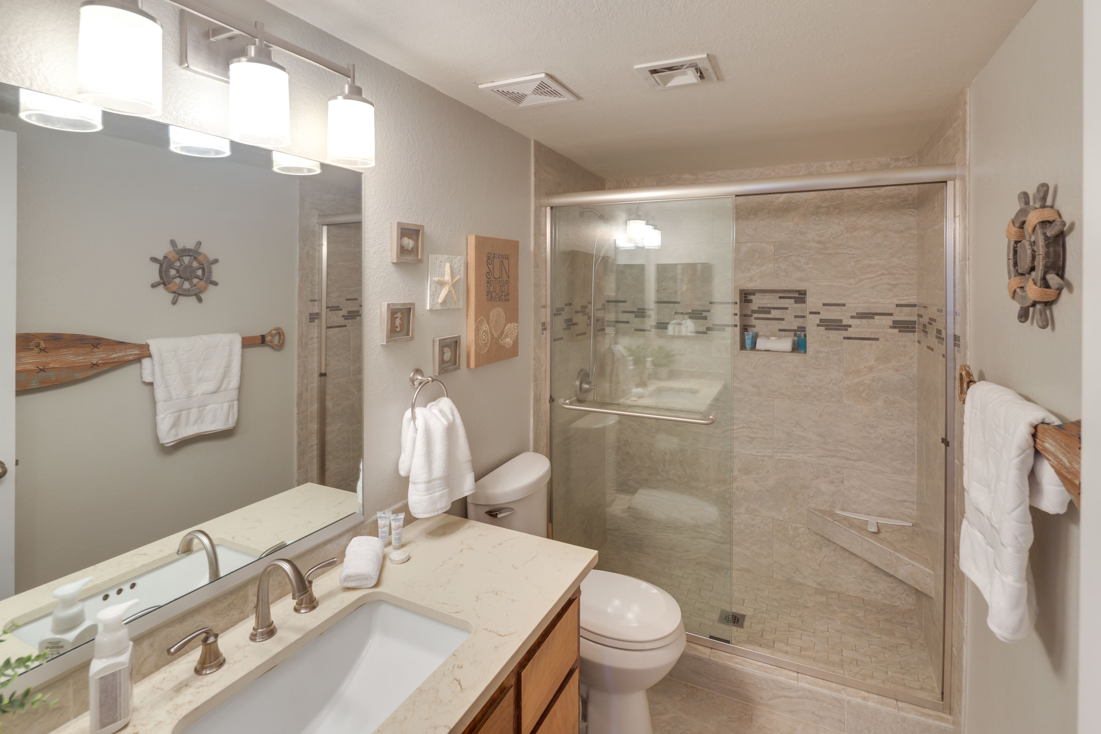 Full Bathroom | Towels Provided