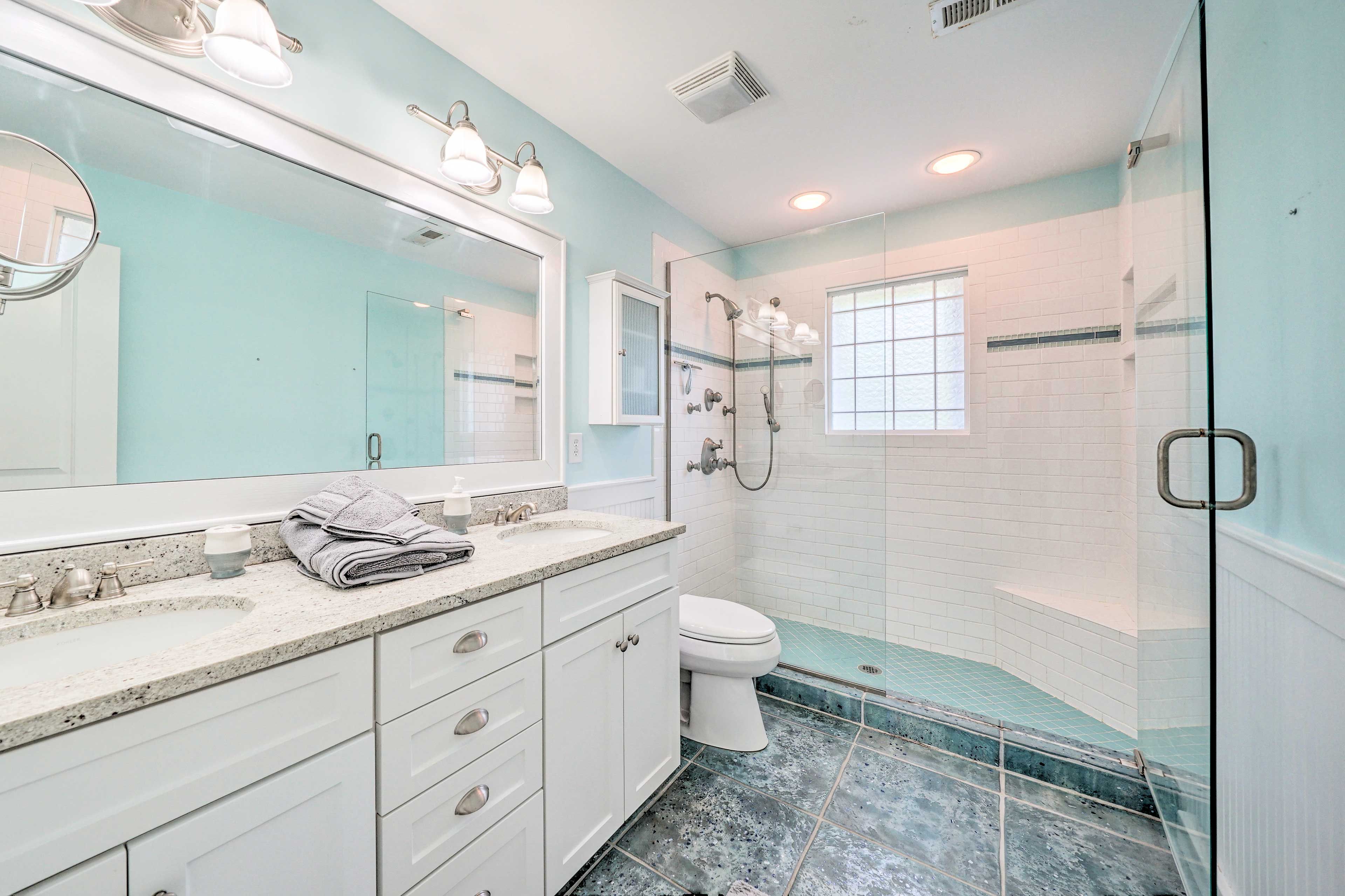 Full Bathroom | Access via Bedroom 1 | Complimentary Toiletries