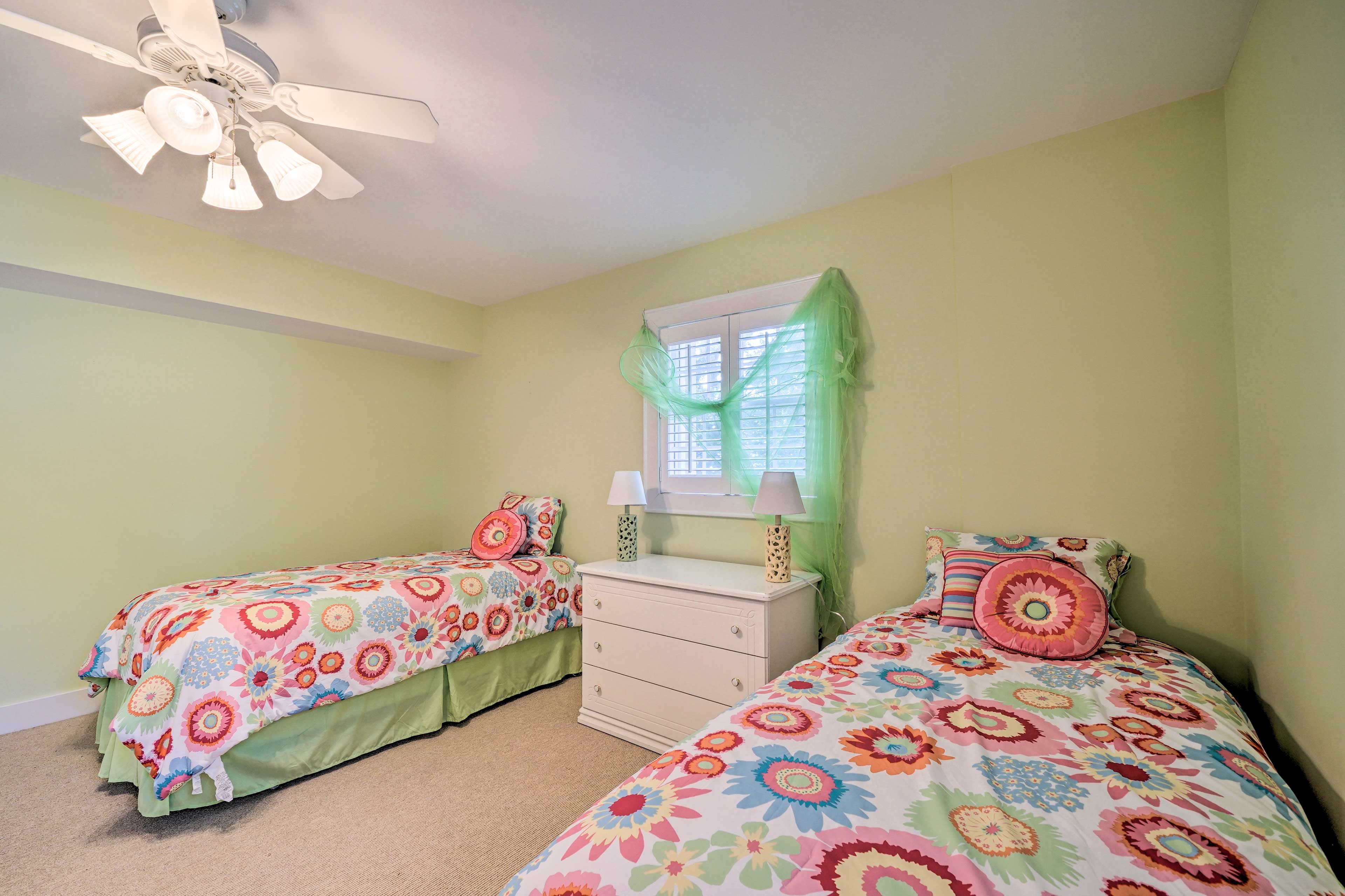 Bedroom 3 | Lower Level | 2 Twin Beds | Ceiling Fan | Walk-In Closet