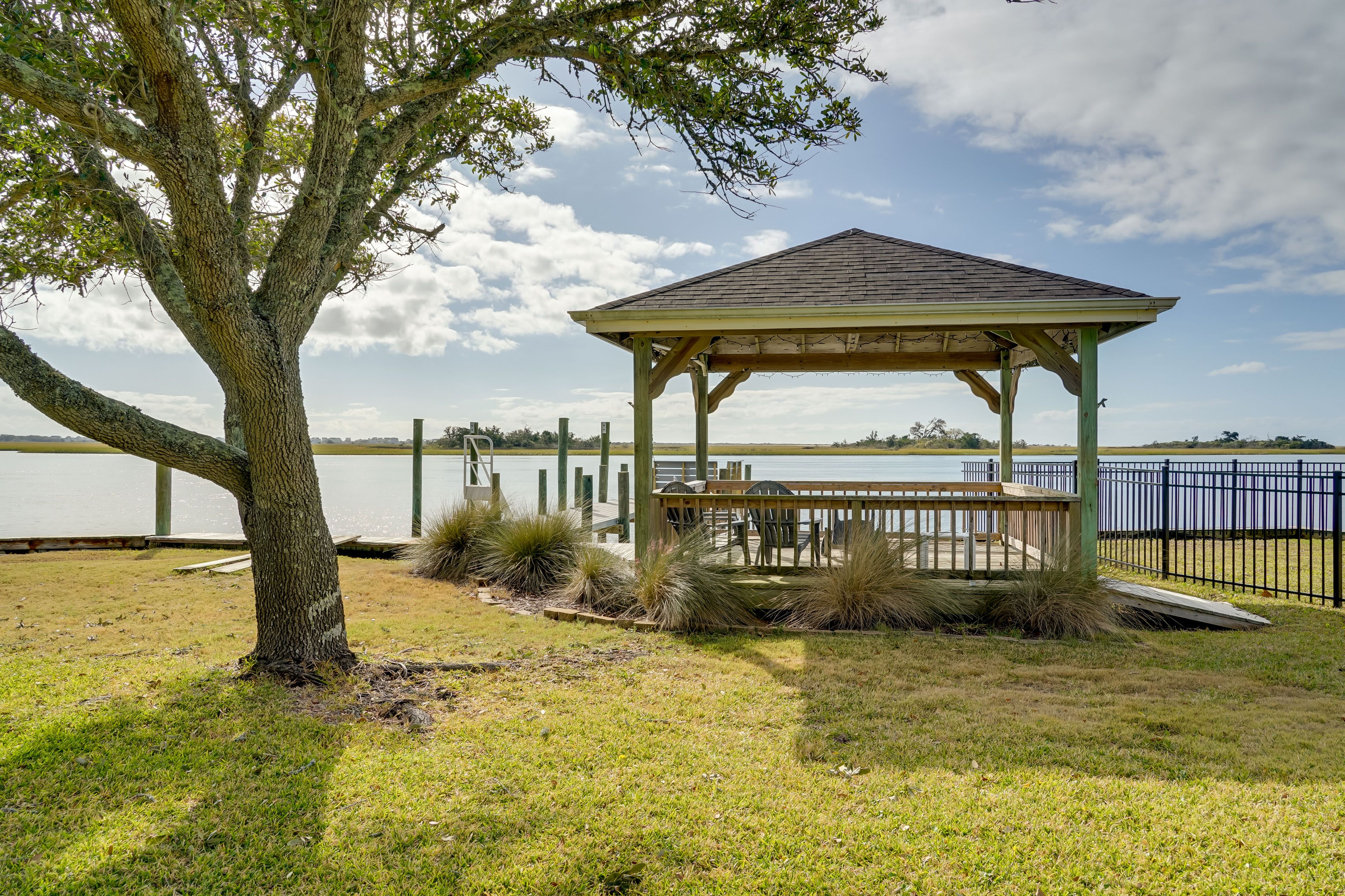 Gazebo w/ Seating