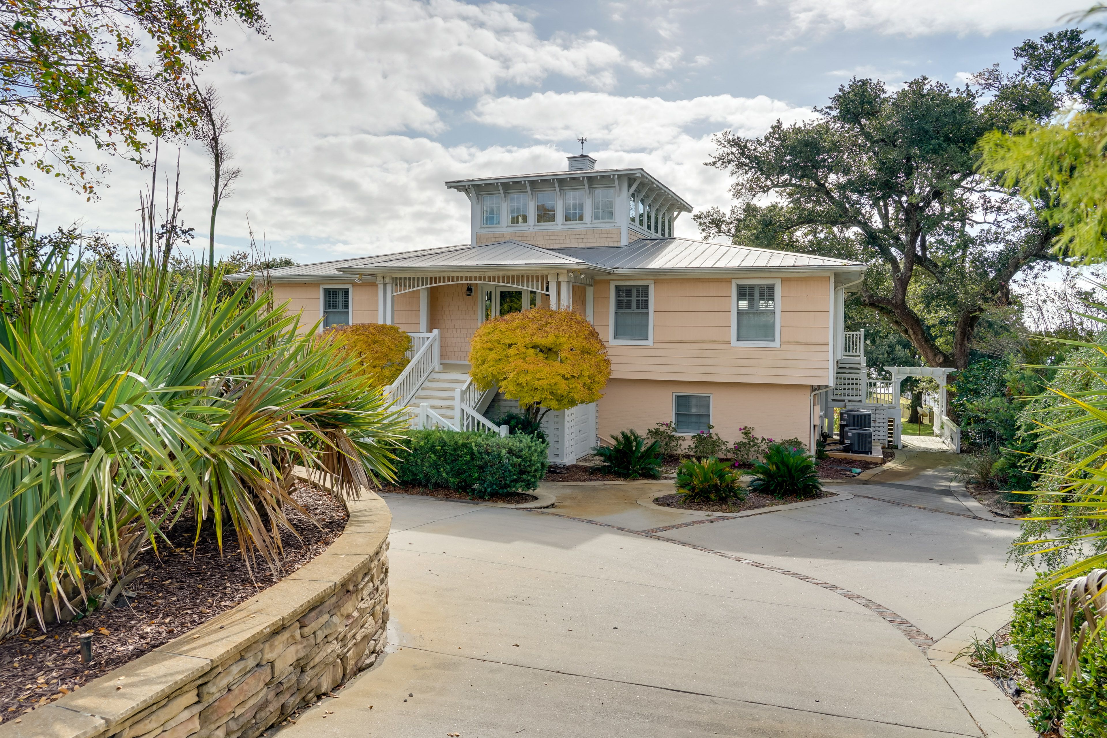 Exterior | Driveway Parking (6 Vehicles) | Garage Parking (1 Vehicle)