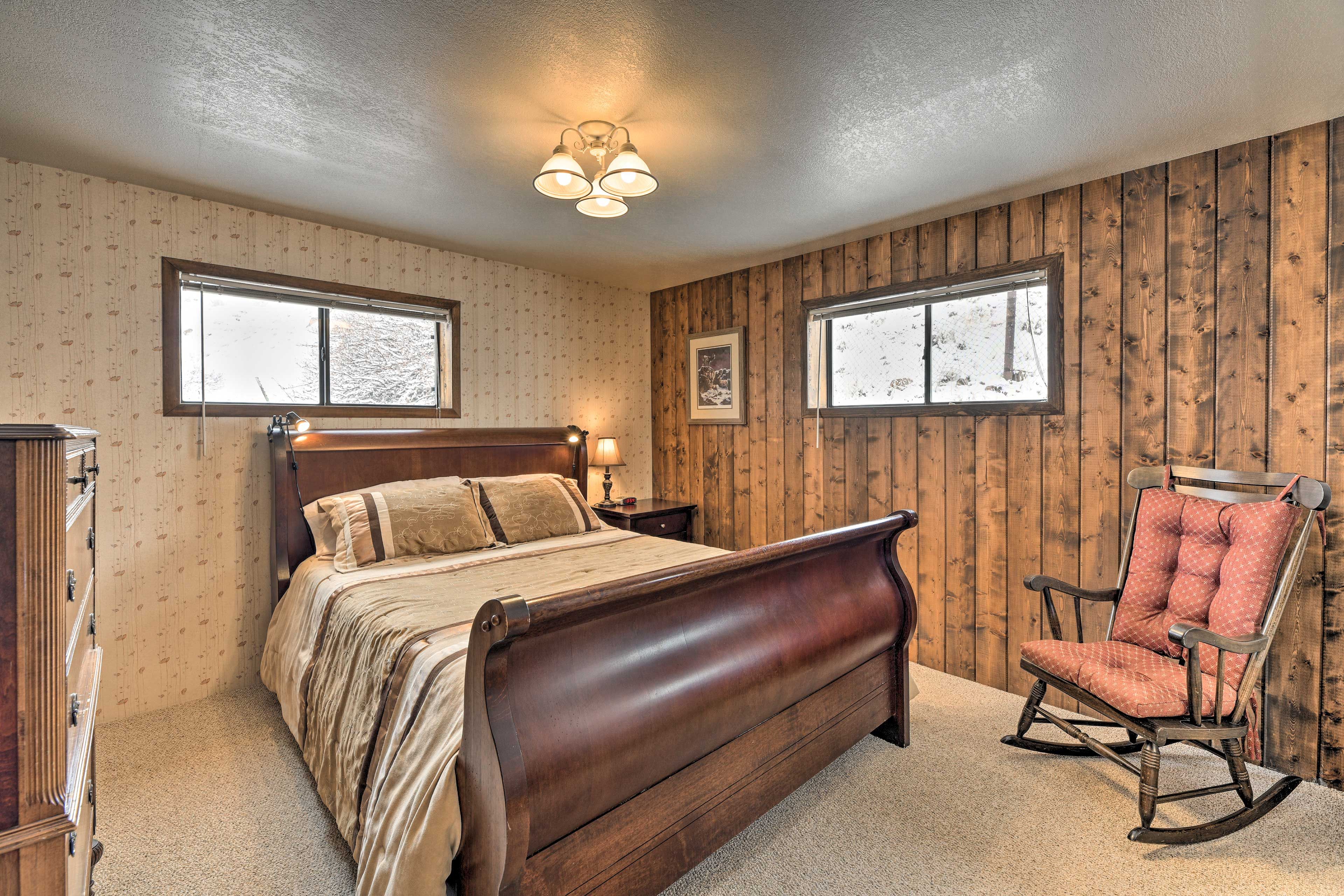 Bedroom 1 | Queen Bed