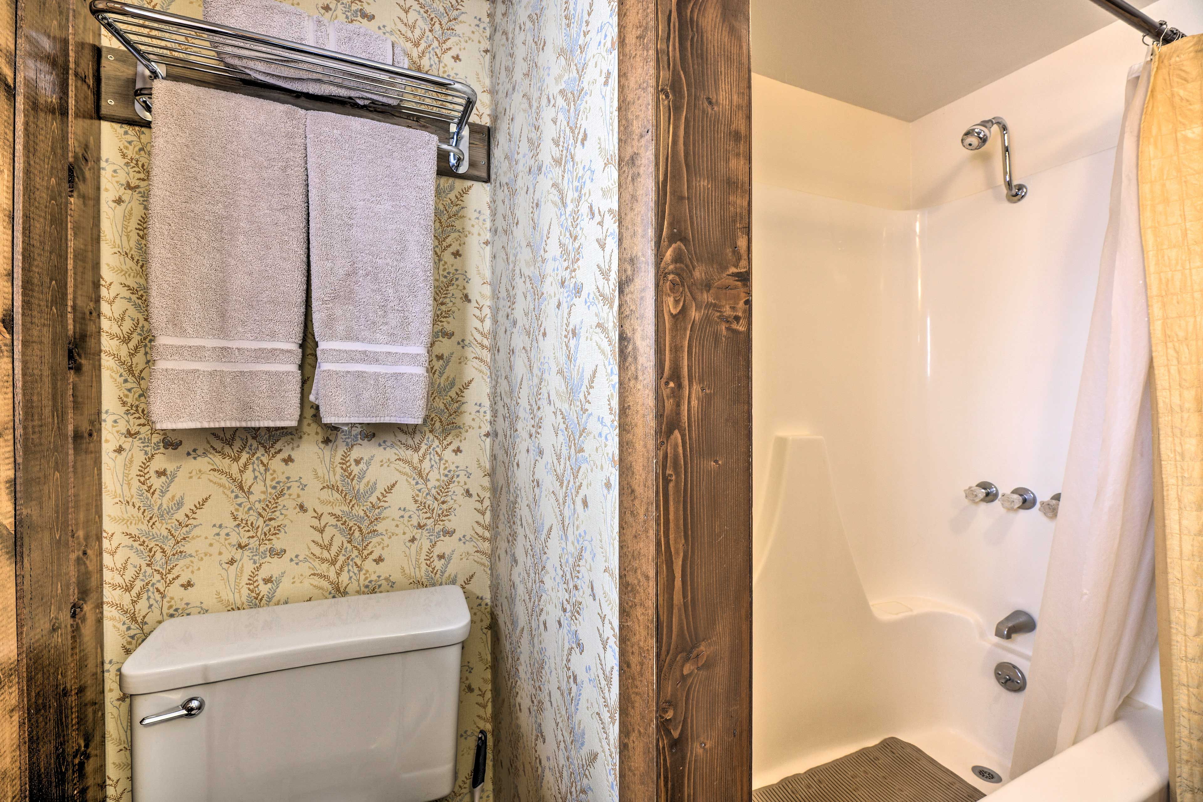 Full Bathroom | Towels Provided