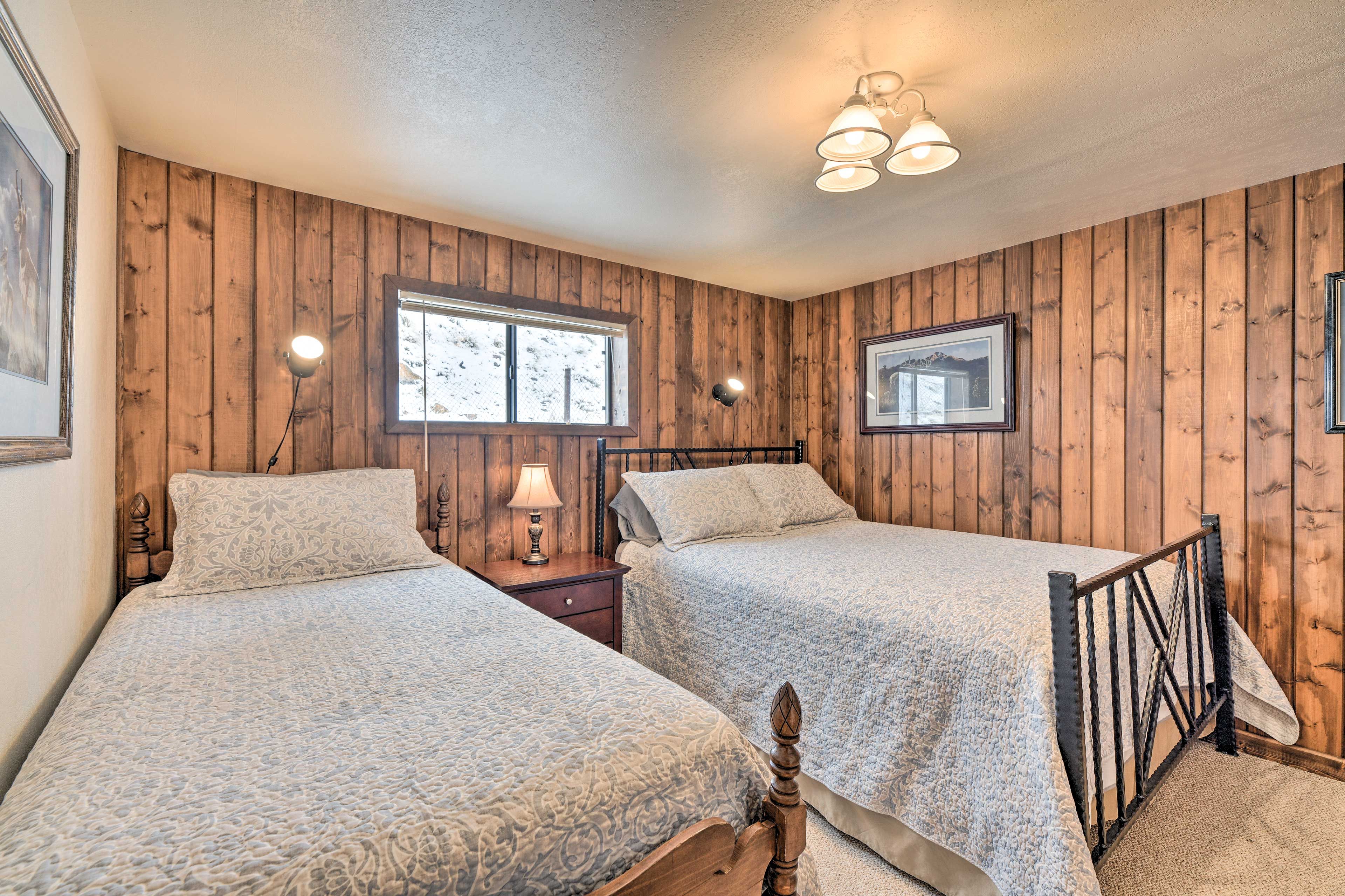 Bedroom 2 | Twin Bed | Queen Bed