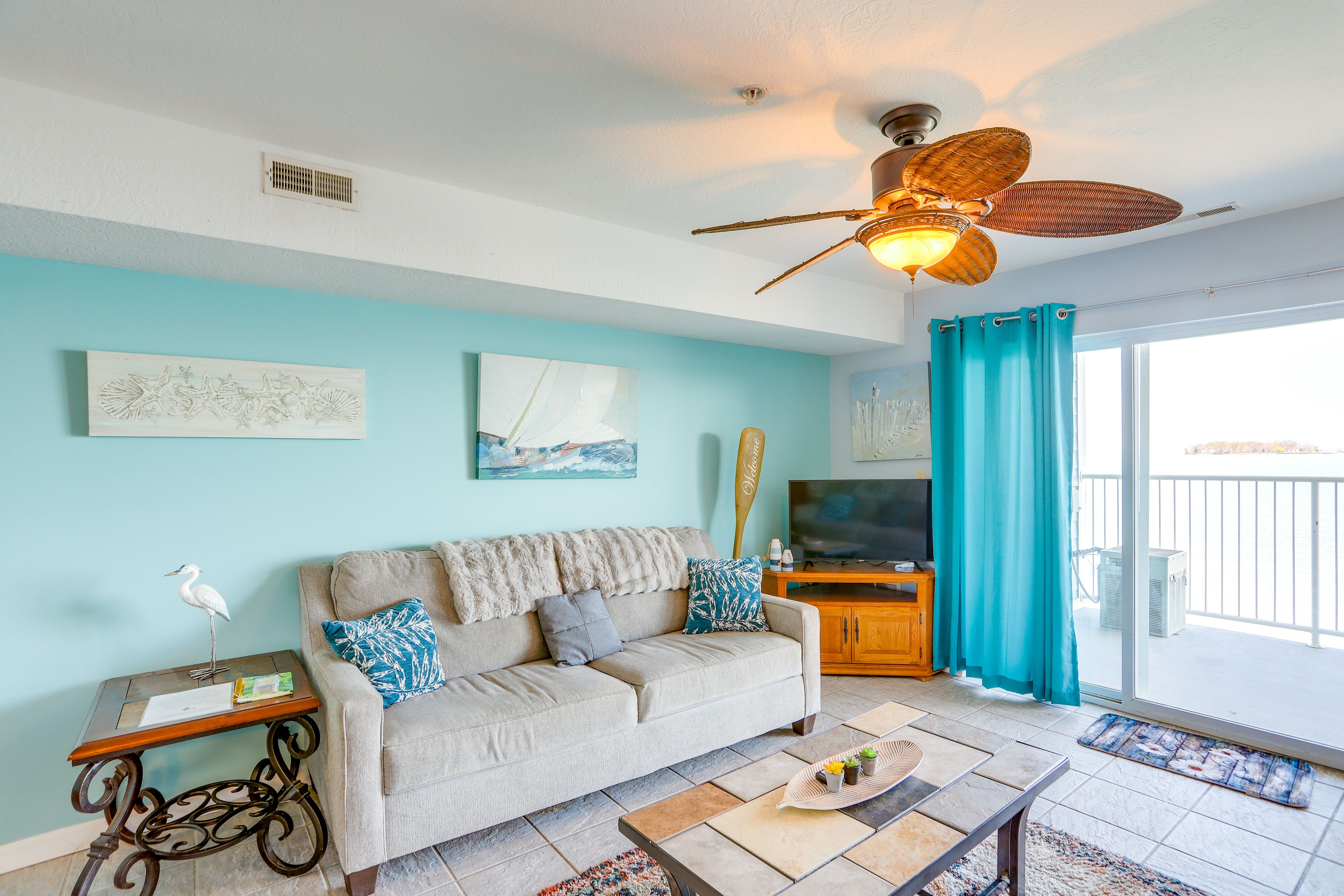 Living Room | Central Heat & A/C | Smart TV | Free WiFi