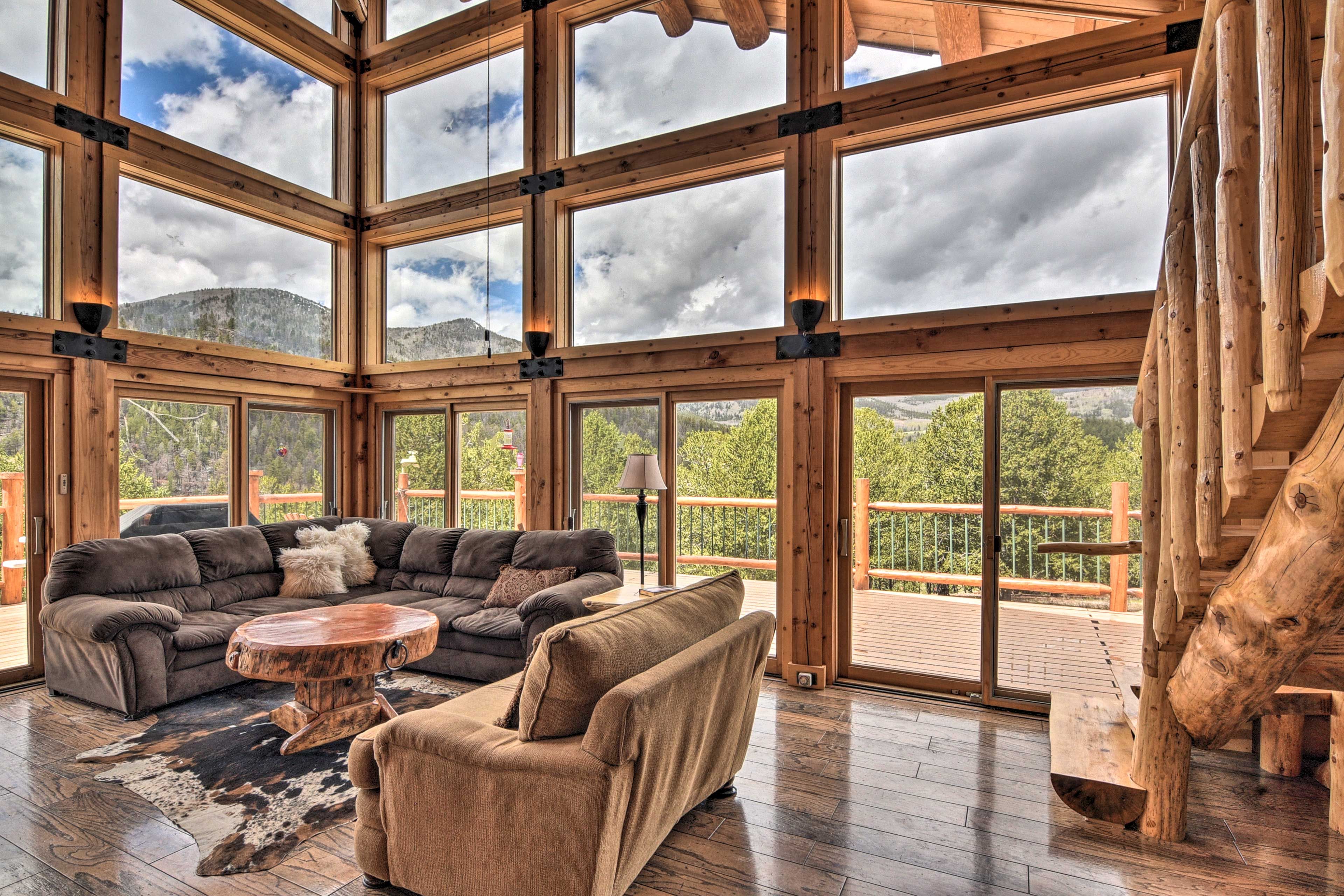 Main Living Space | 360 Degree Mountain Views
