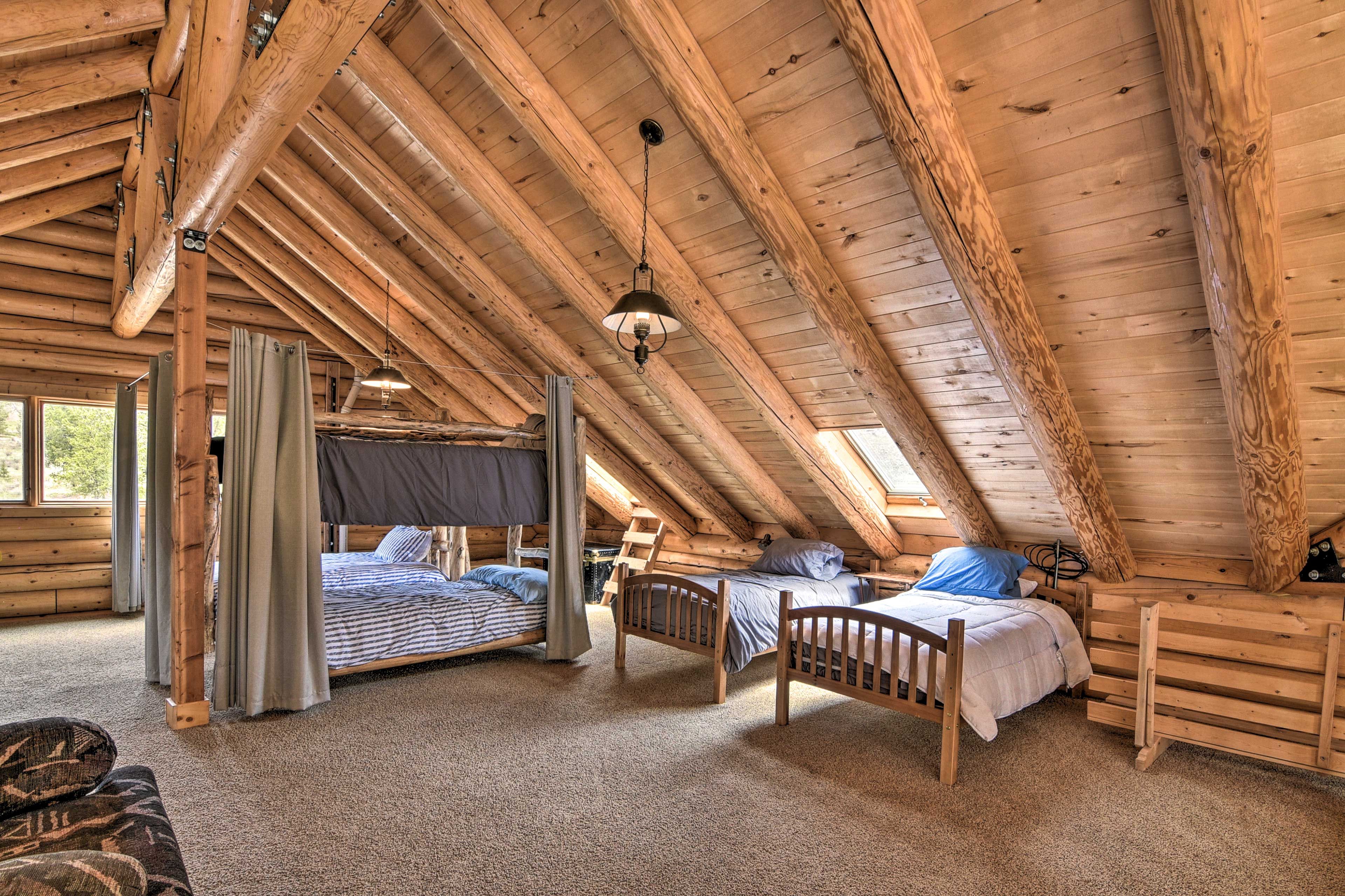 Loft | 2 Twin Beds | 2 Twin Bunk Beds