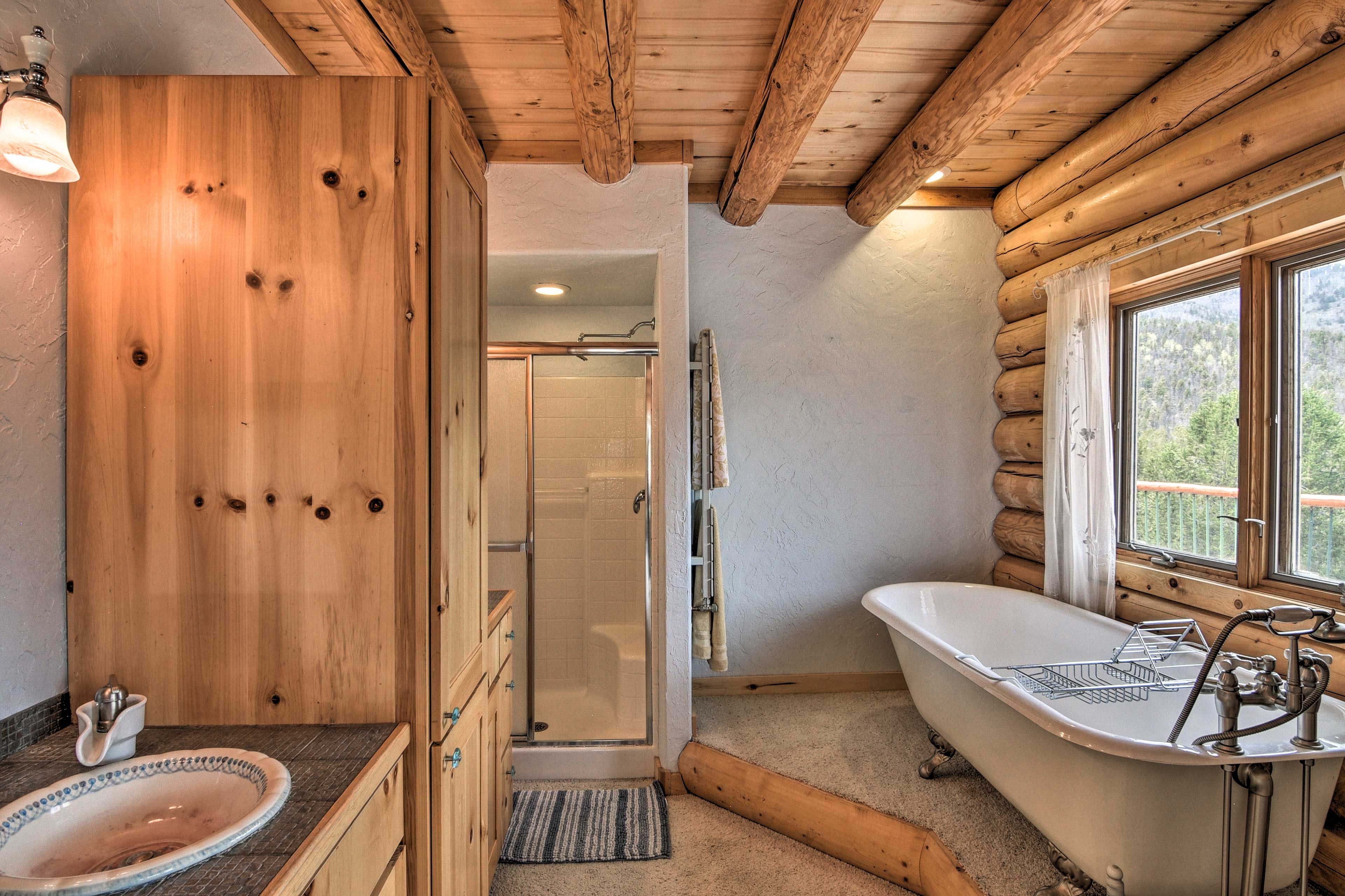 Full Bathroom | Complimentary Toiletries | Towels Provided