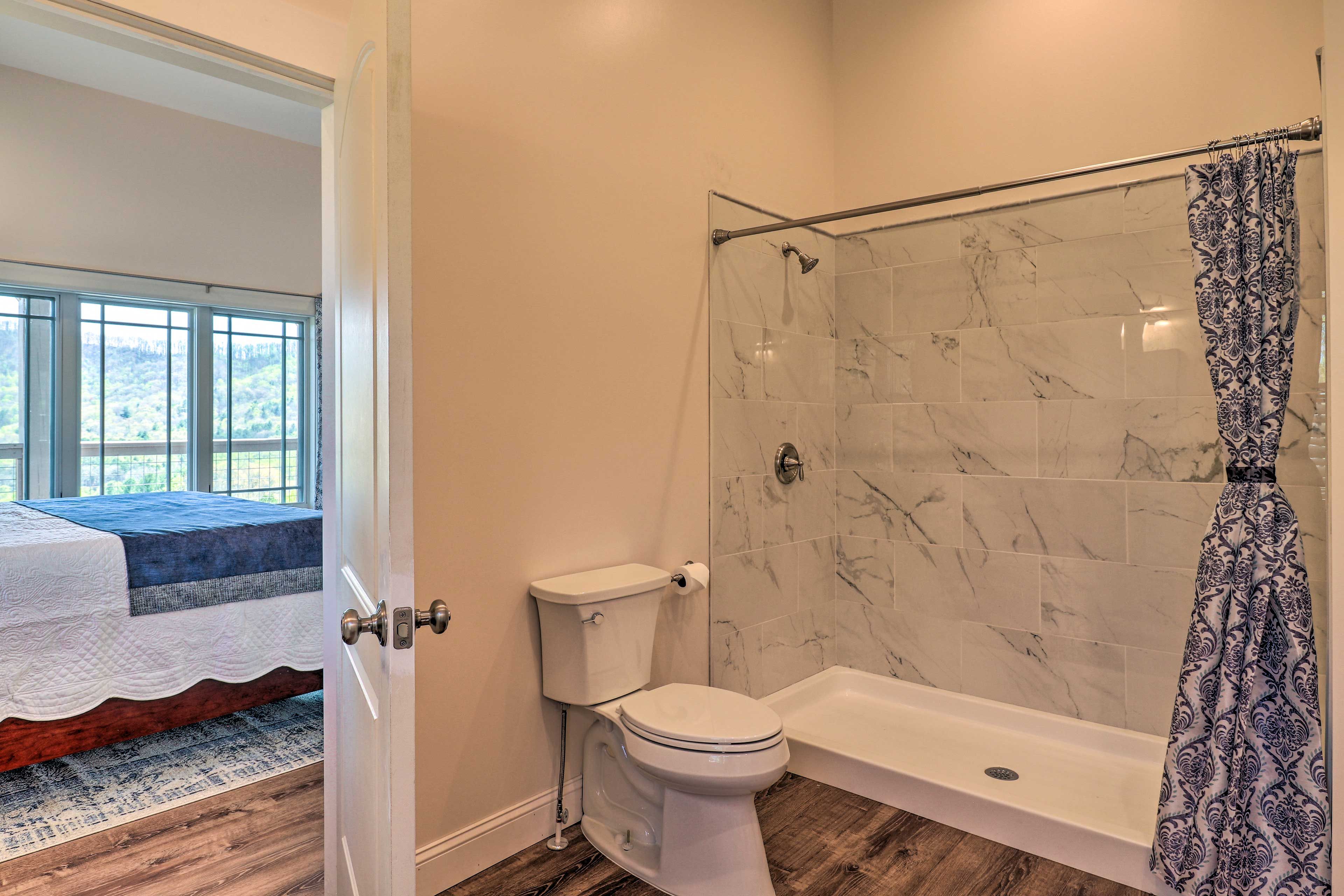En-Suite Bathroom | Towels & Toiletries Provided