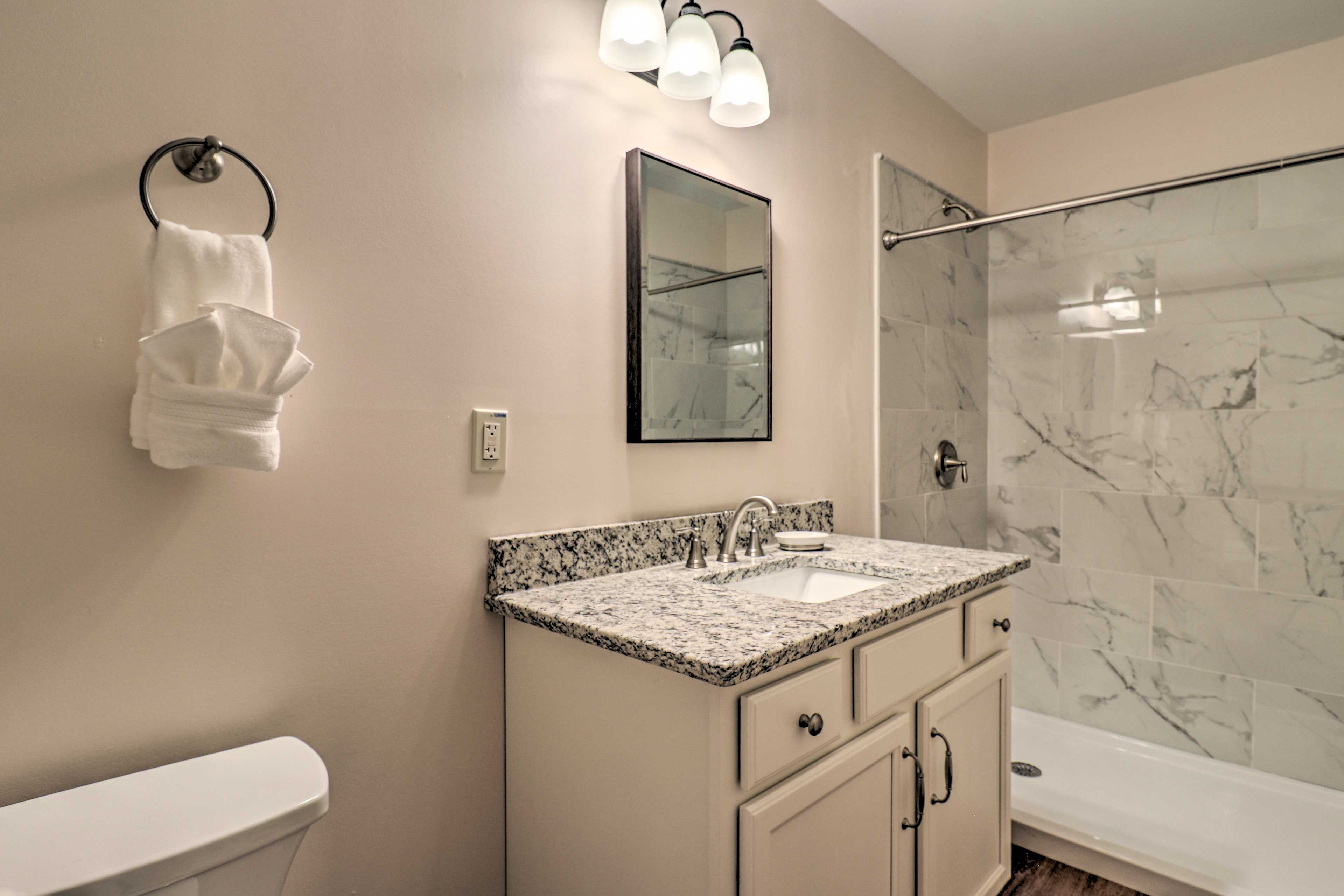 Full Bathroom | Towels & Toiletries Provided