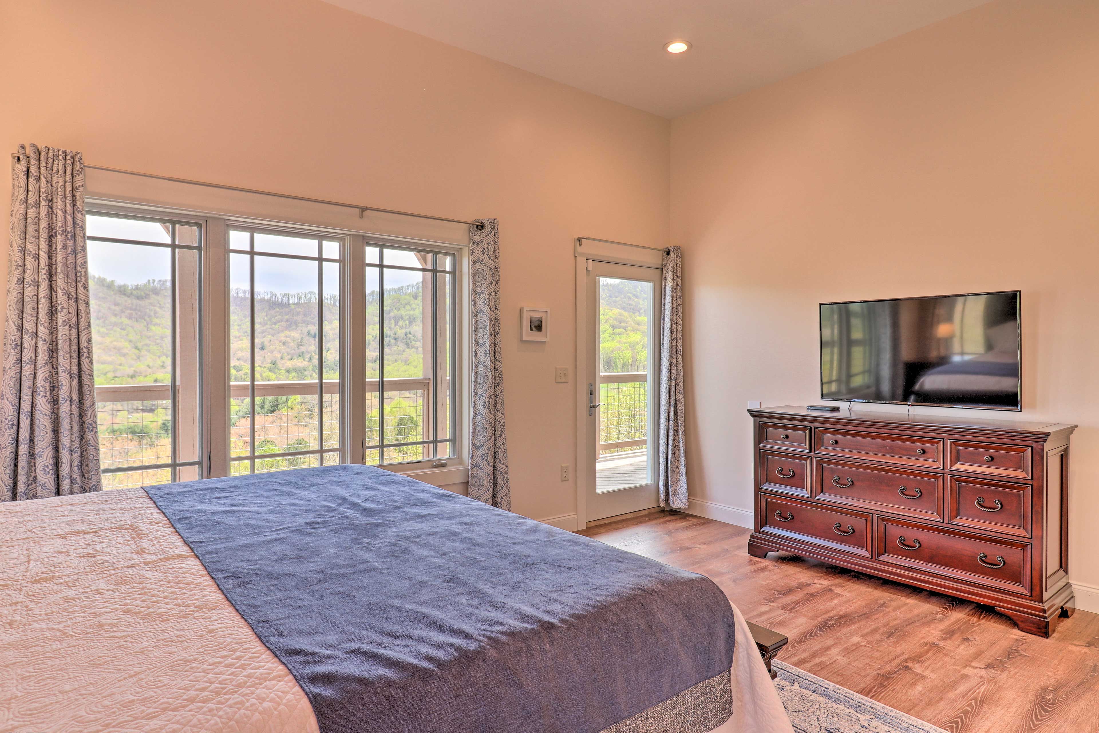 Bedroom 3 | Smart TV w/ Cable