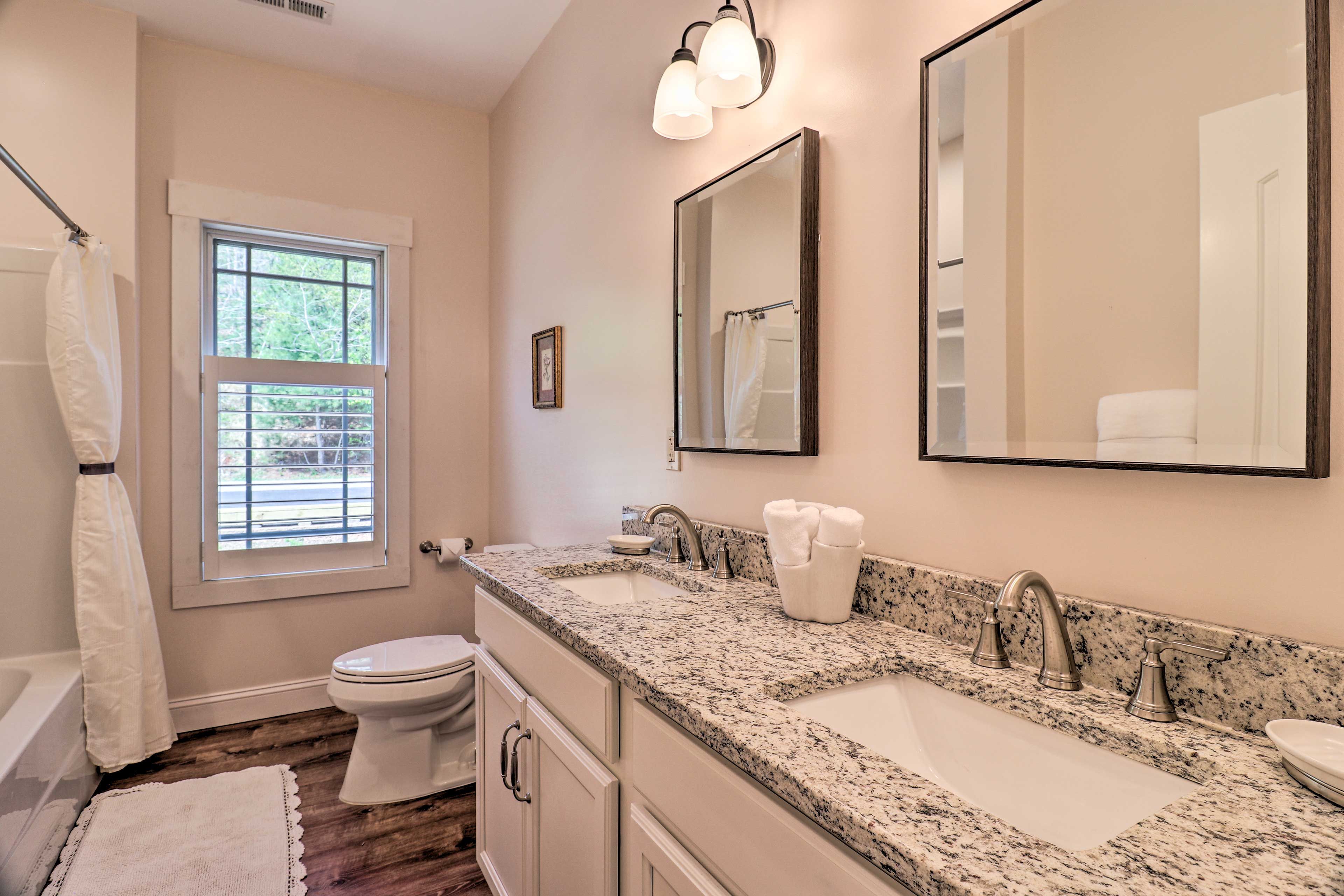 Full Bathroom | Towels & Toiletries Provided