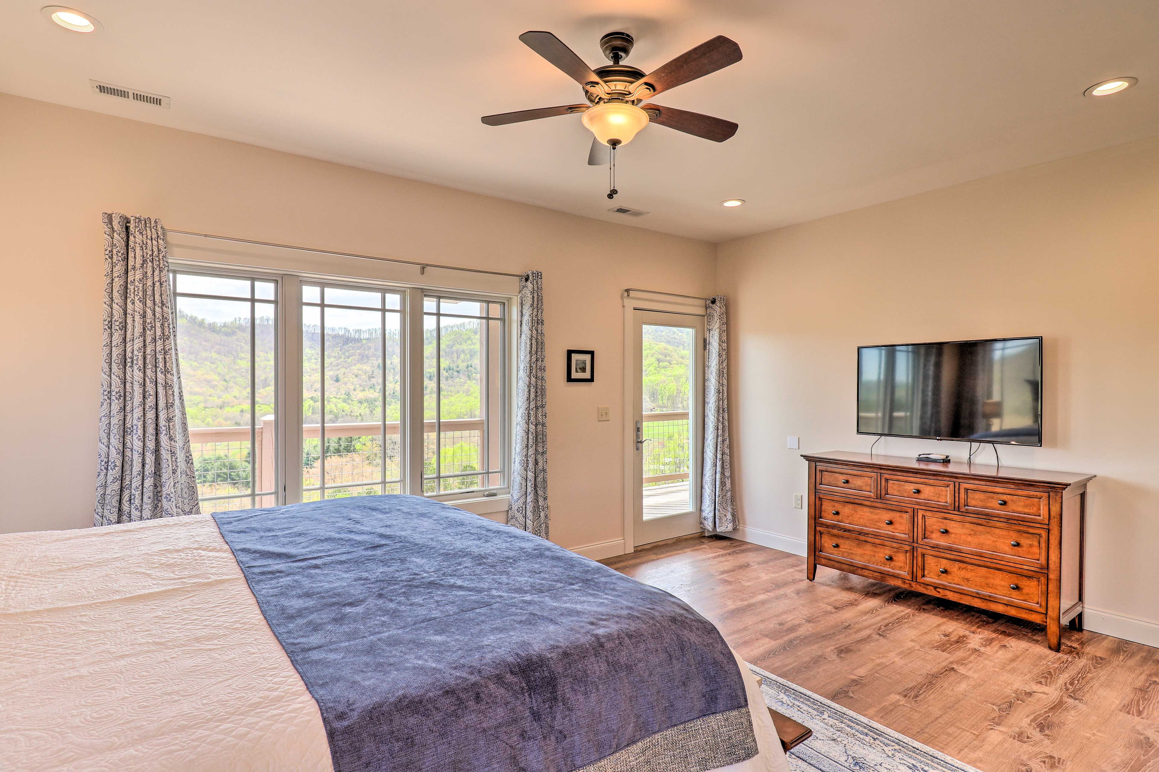 Bedroom 1 | Smart TV w/ Cable