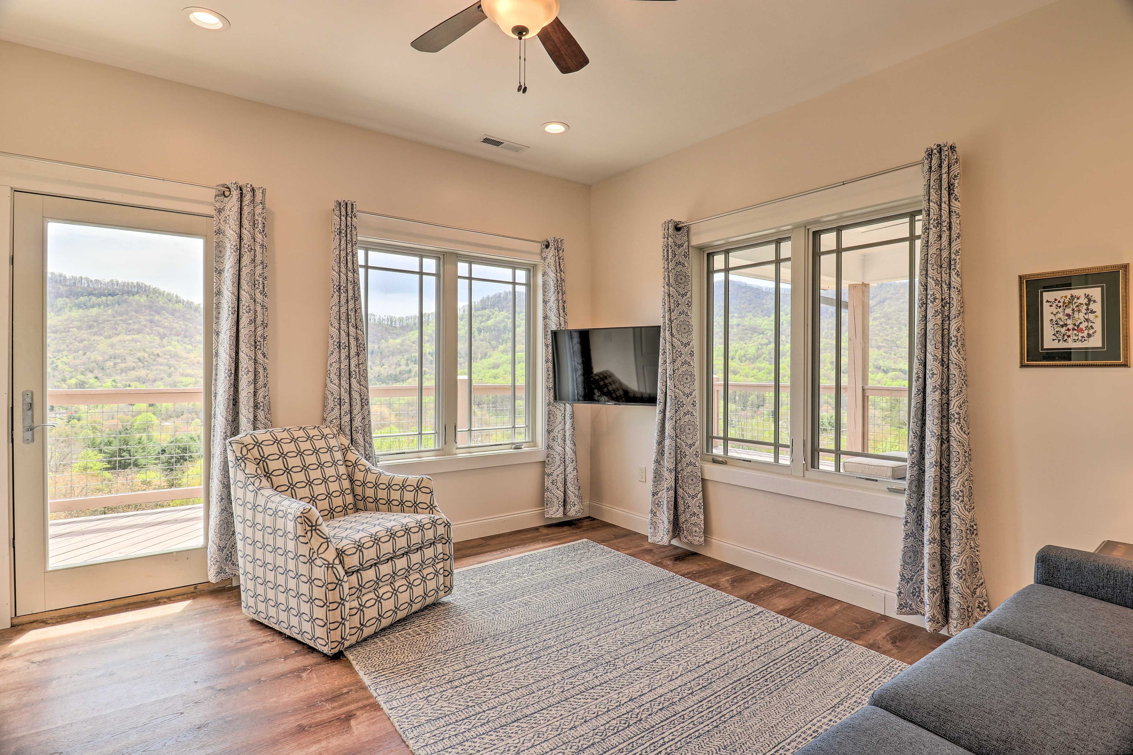 Den | Smart TV w/ Cable | Sleeper Sofa w/ High Density Foam