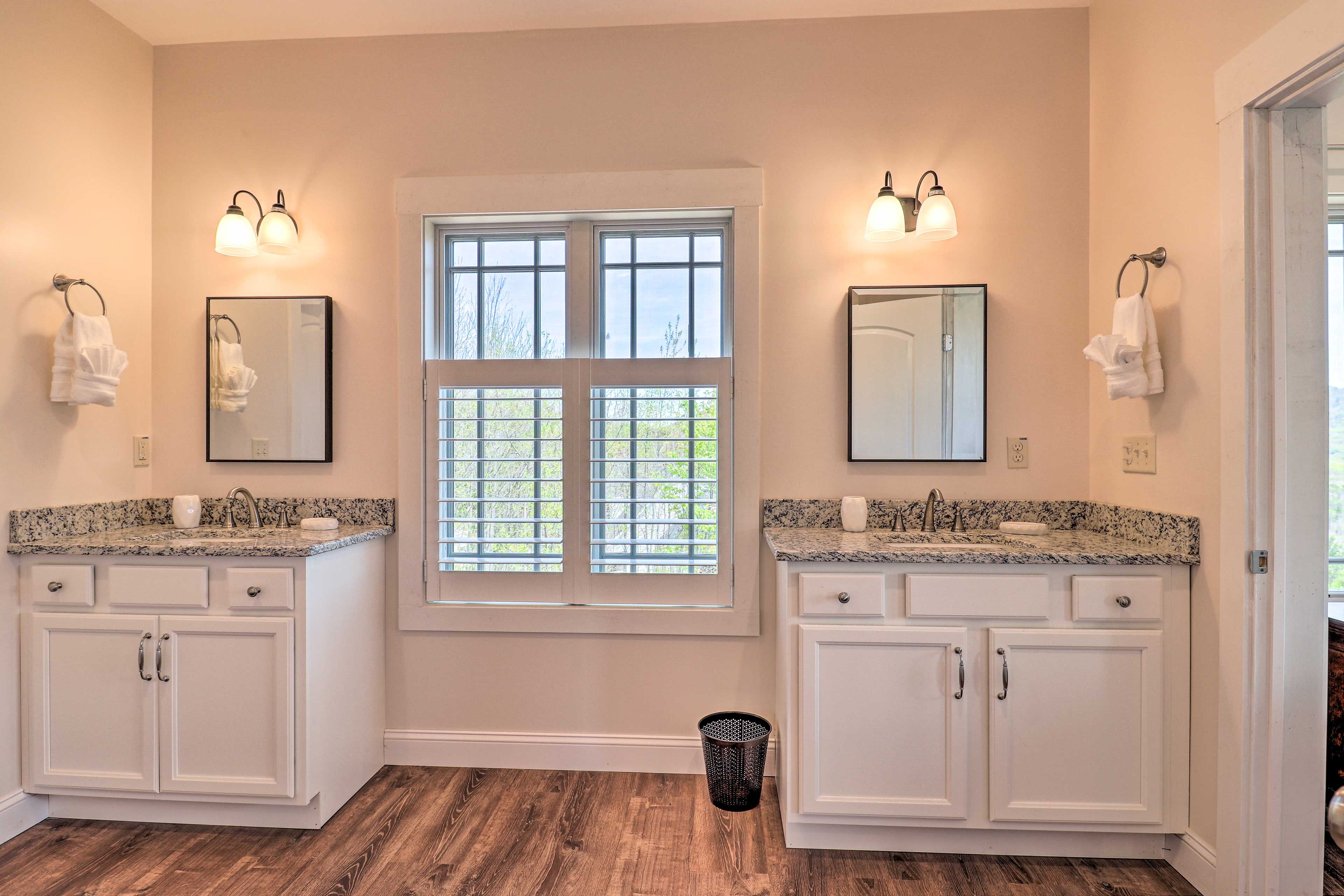 Full Bathroom | Towels & Toiletries Provided
