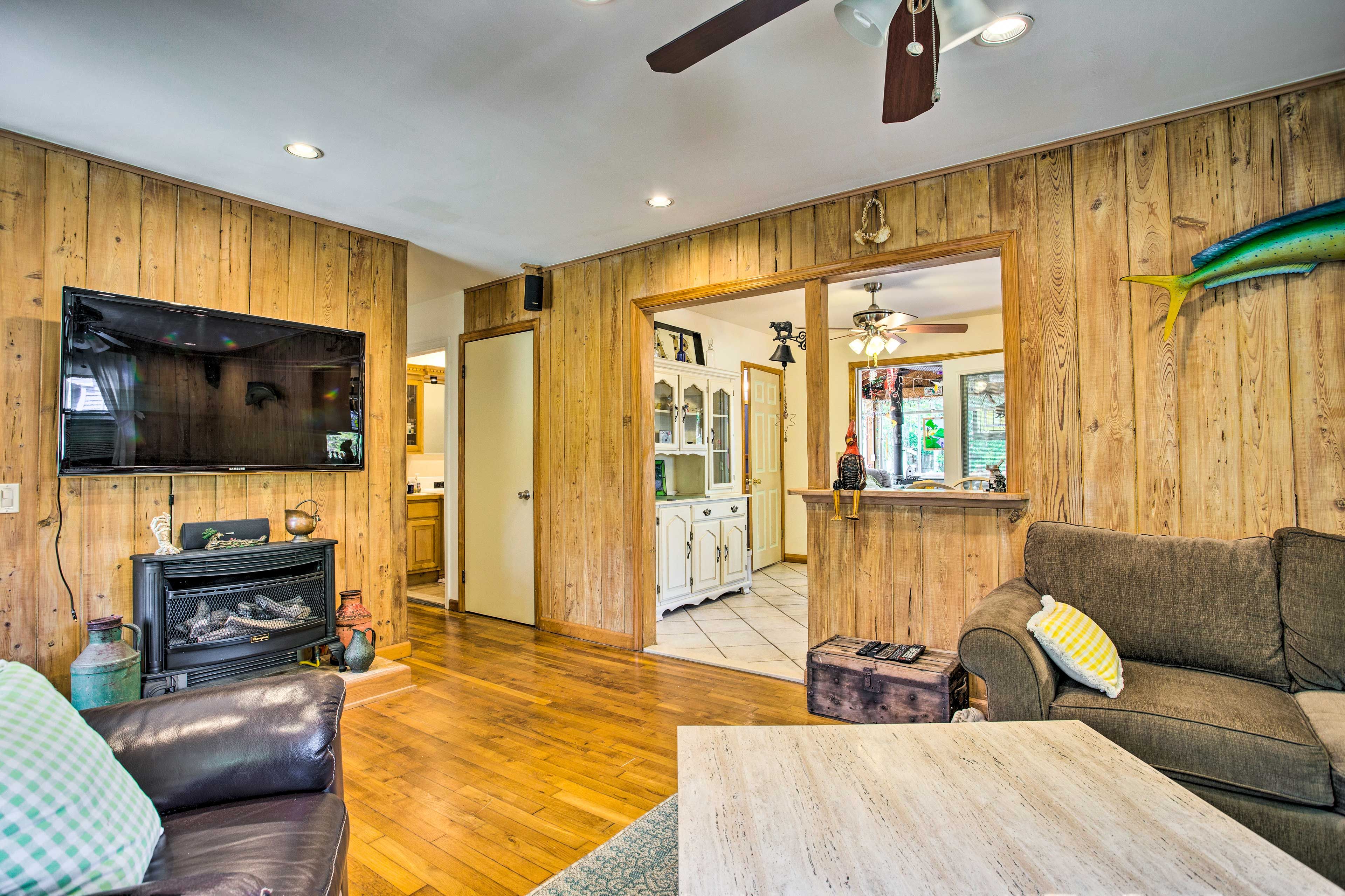 Living Room | Smart TV w/ Cable & DVD Player
