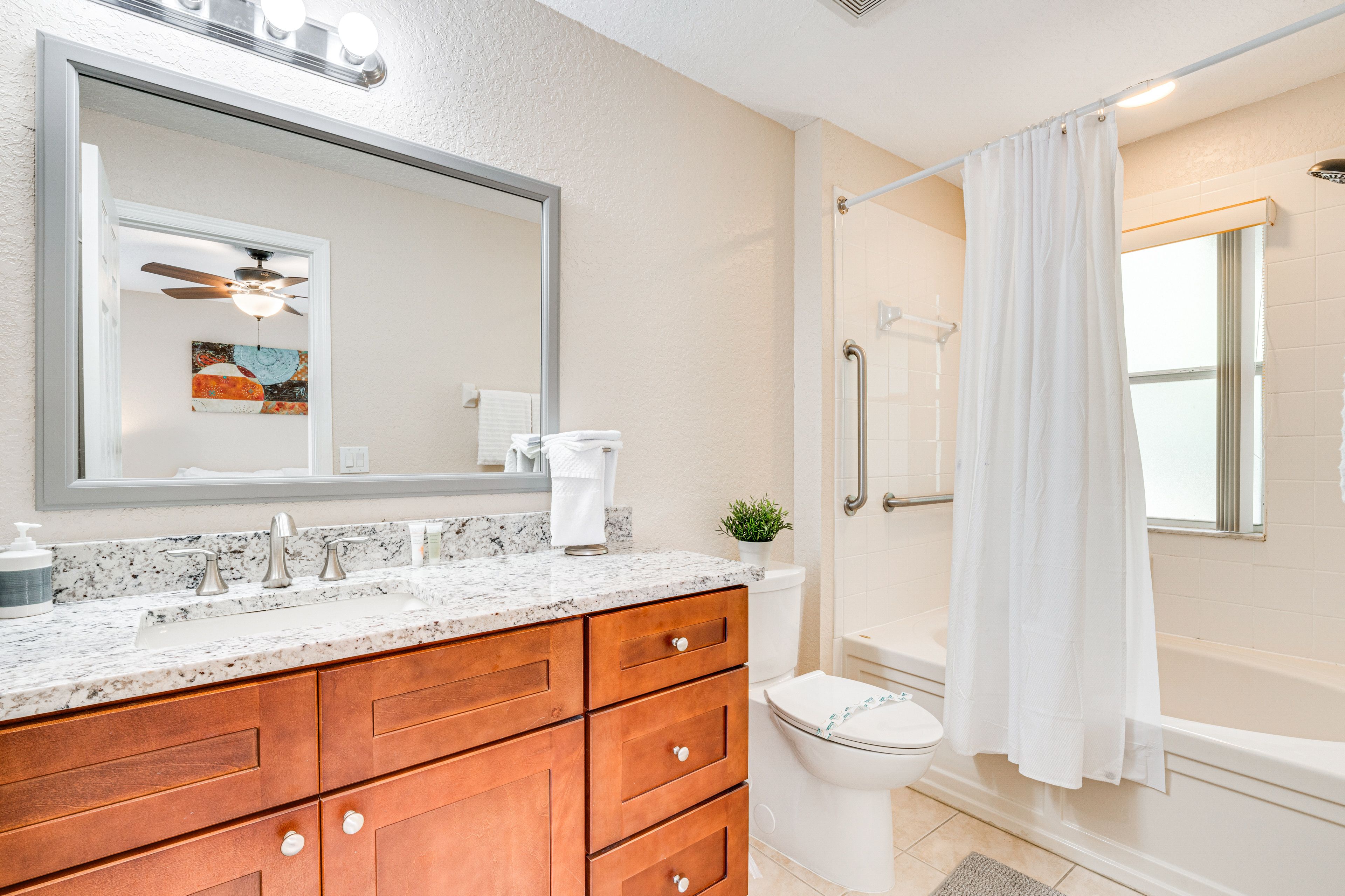Full Bathroom | 2nd Floor | Shower/Tub Combo | Towels Provided