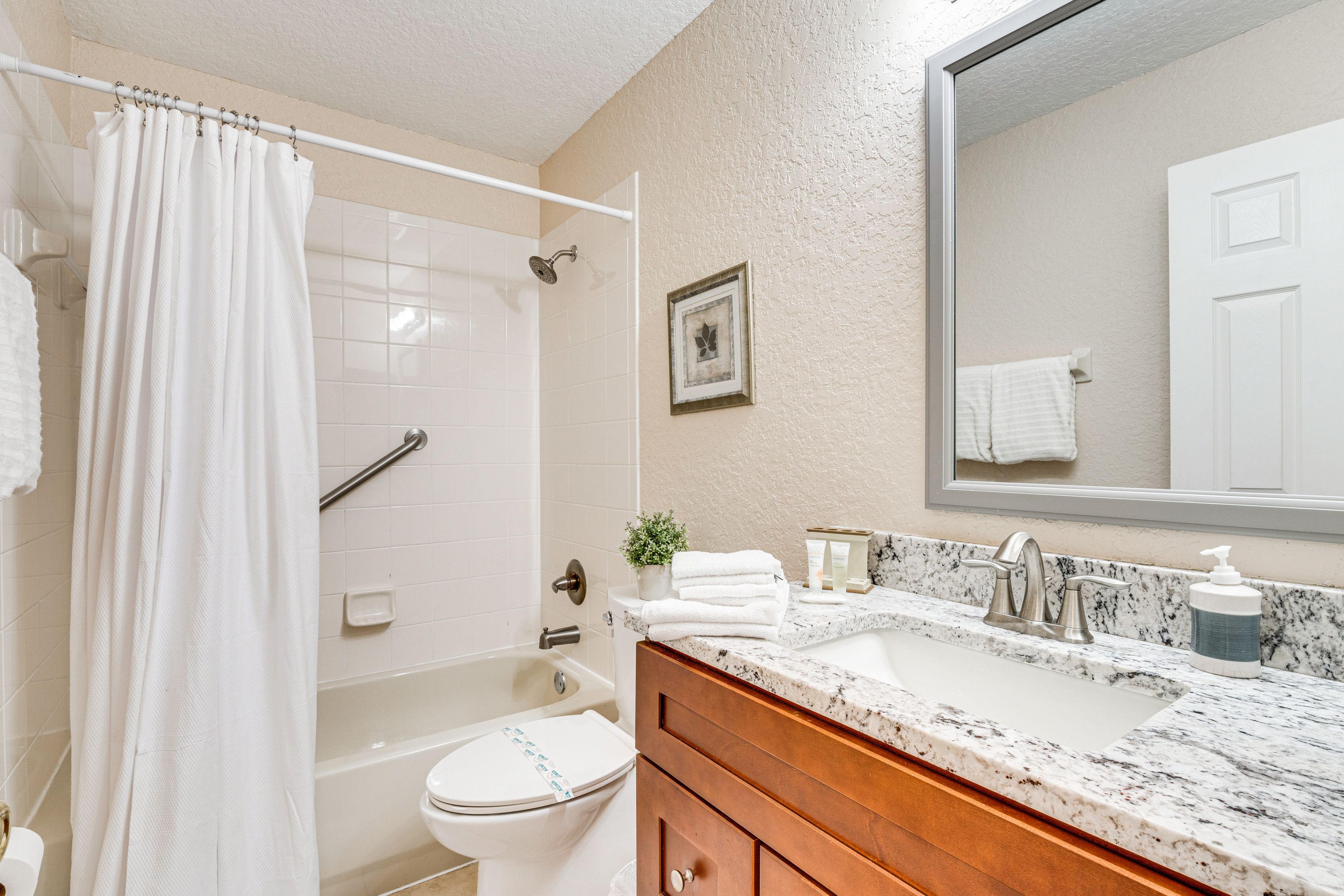 Full Bathroom | 2nd Floor | Shower/Tub Combo