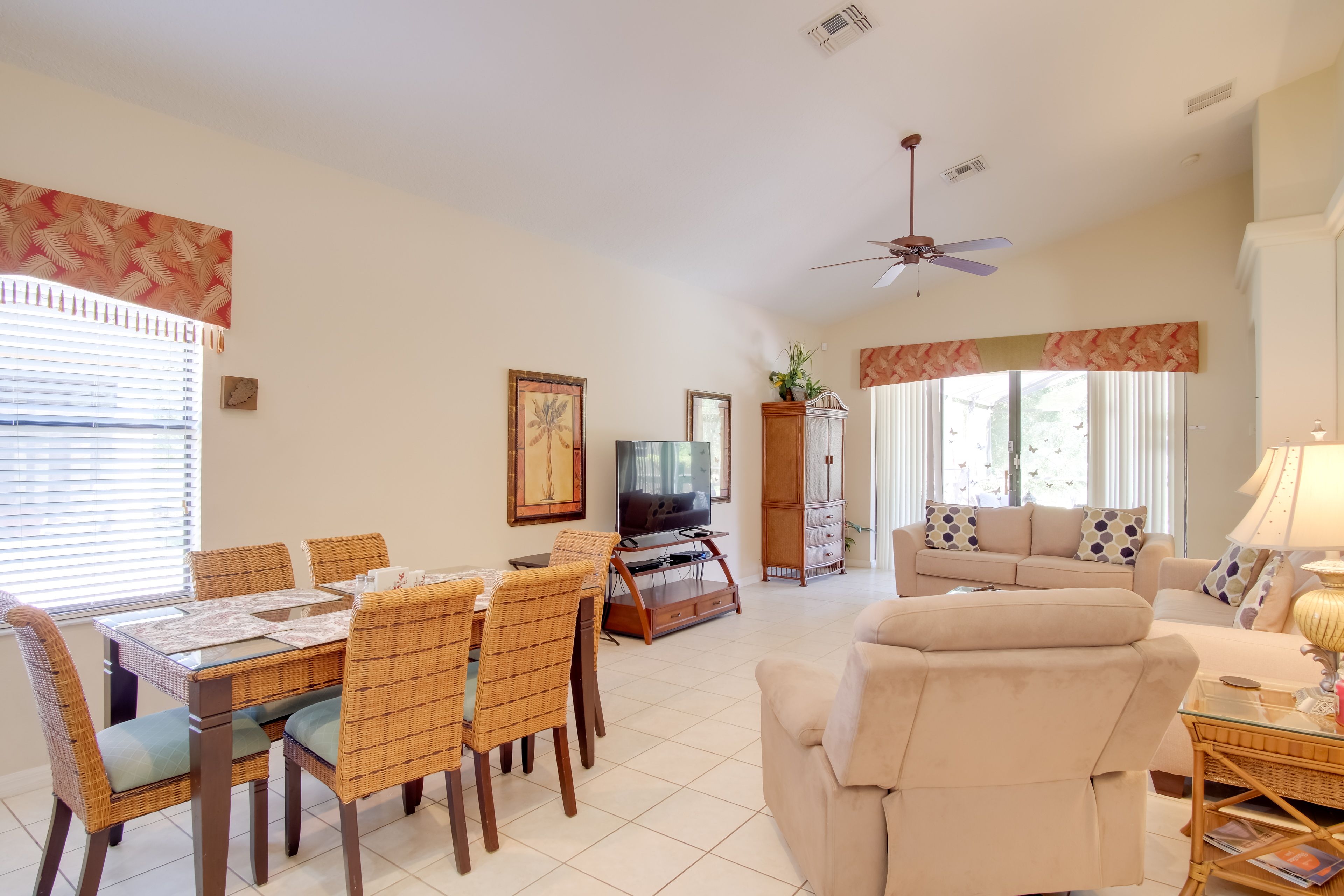 Dining Area | Dishes & Flatware Provided