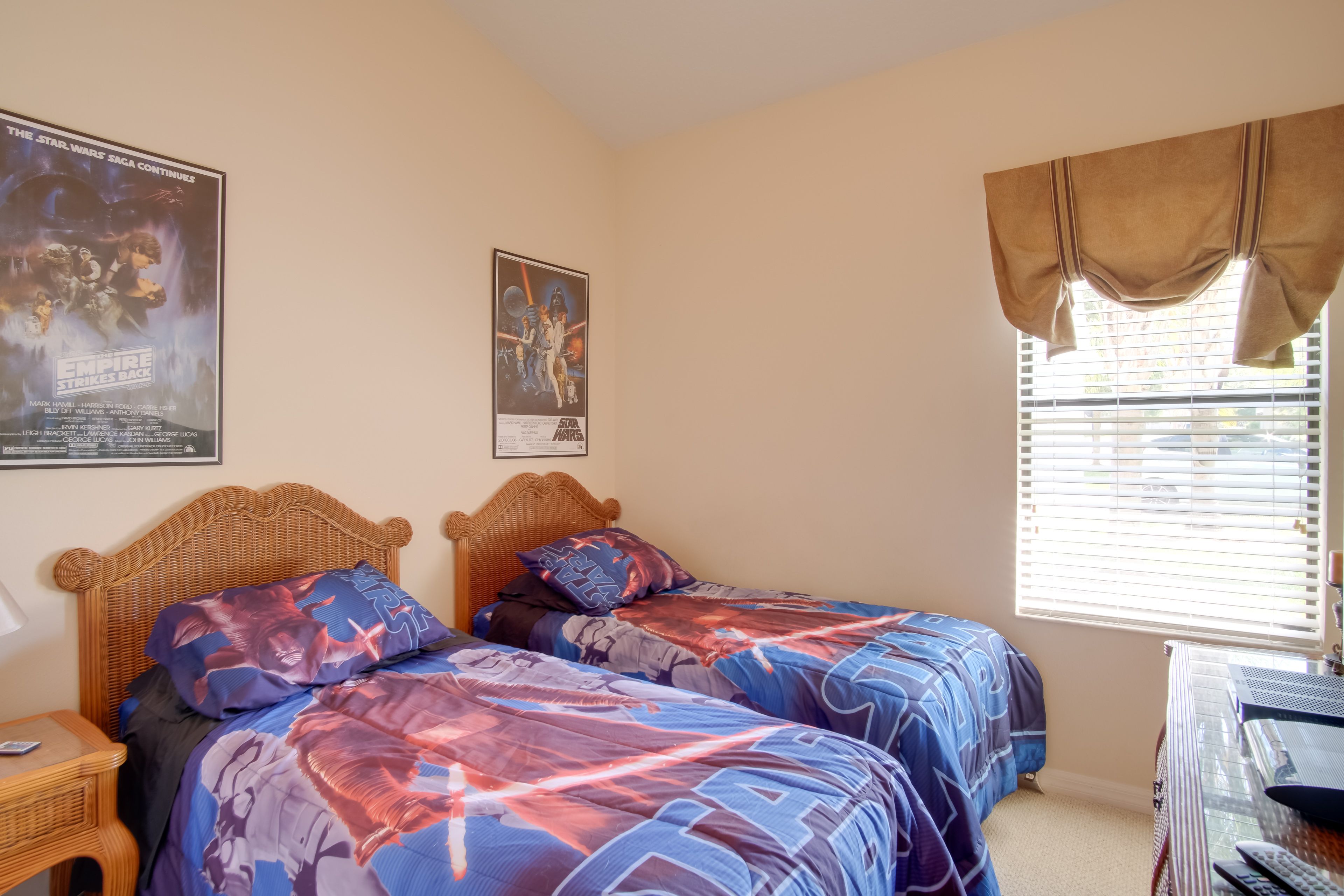 Bedroom 4 | 2 Twin Beds | Smart TV