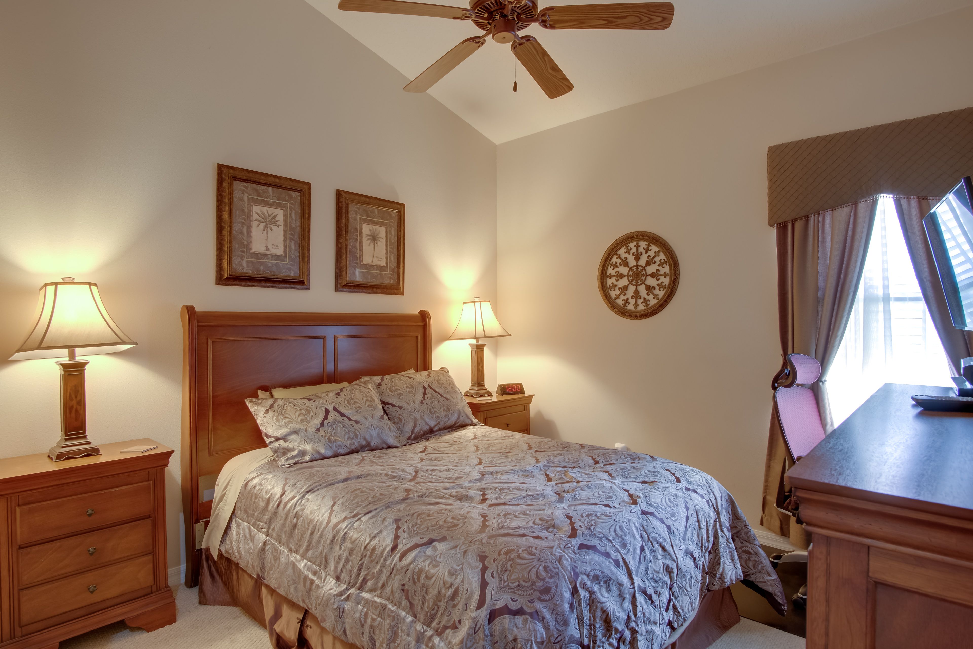 Bedroom 1 | Queen Bed | Smart TV | En-Suite Bathroom