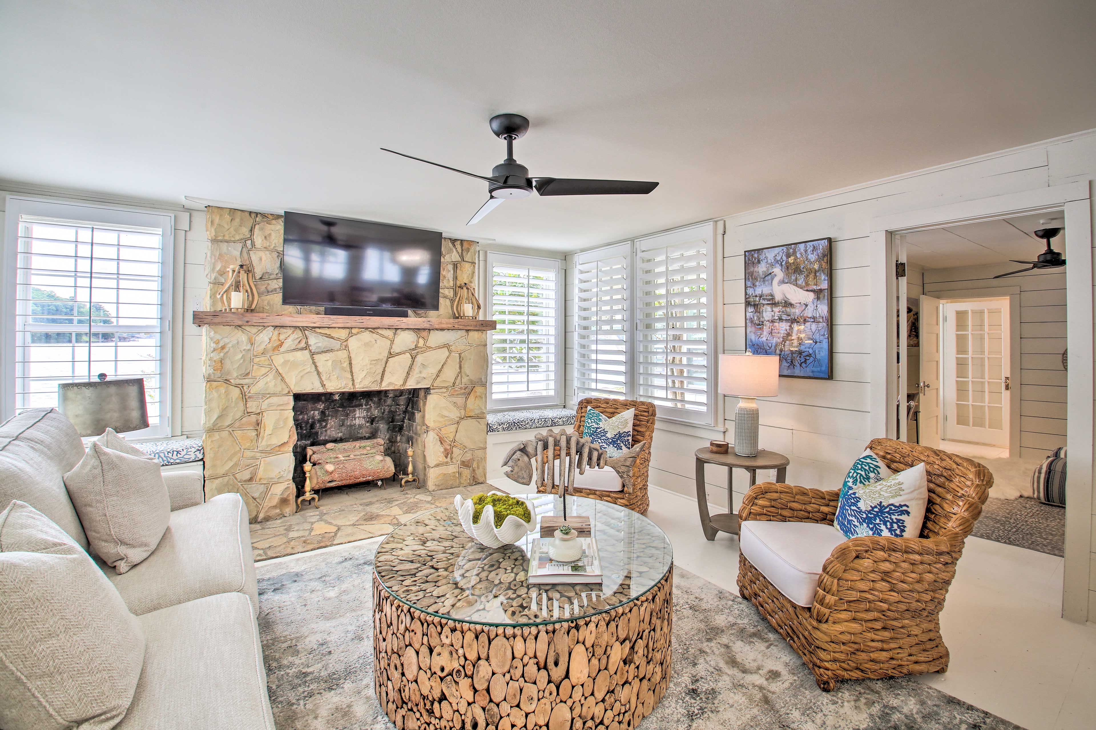 Living Area | Smart TV