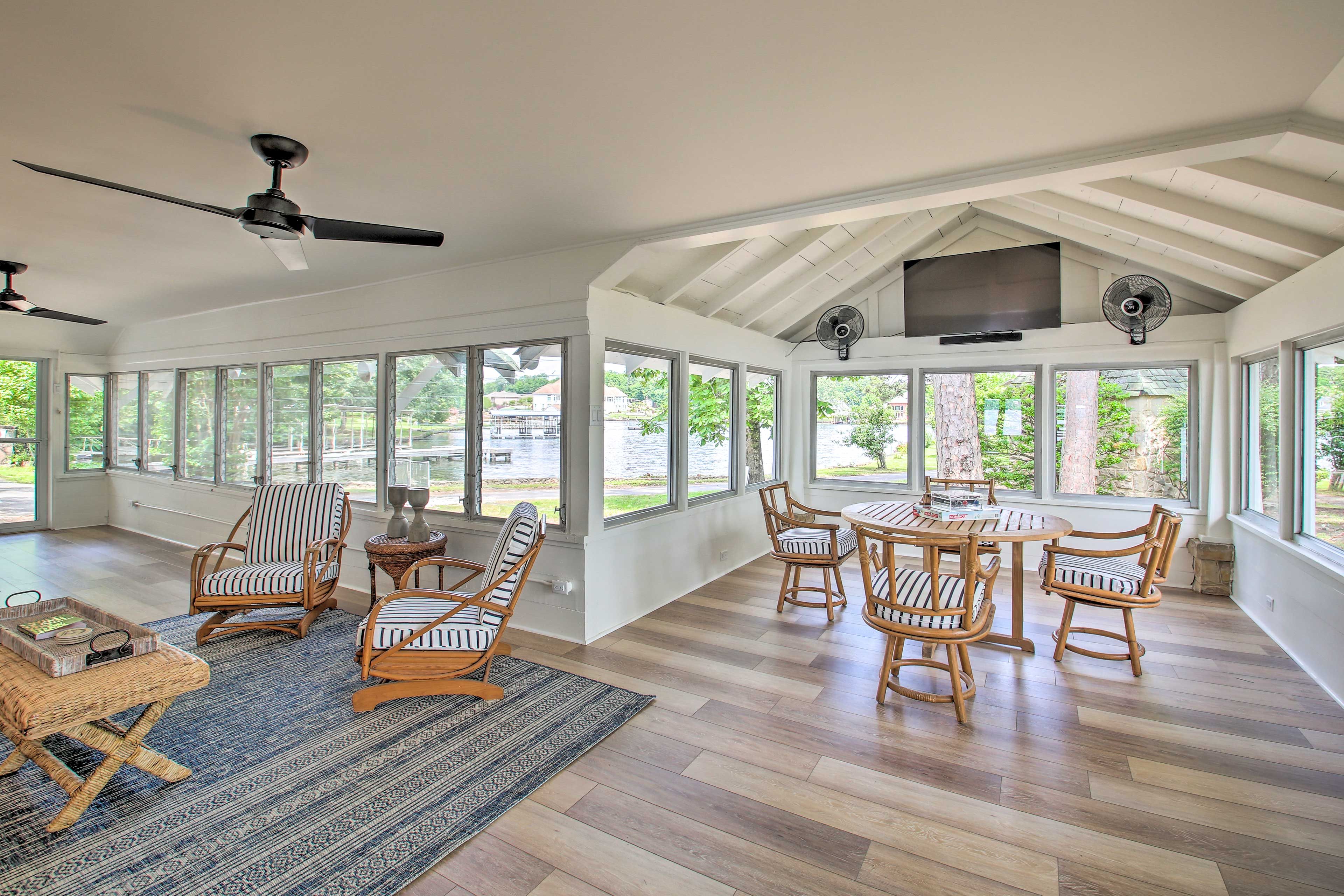 Sunroom | Smart TV