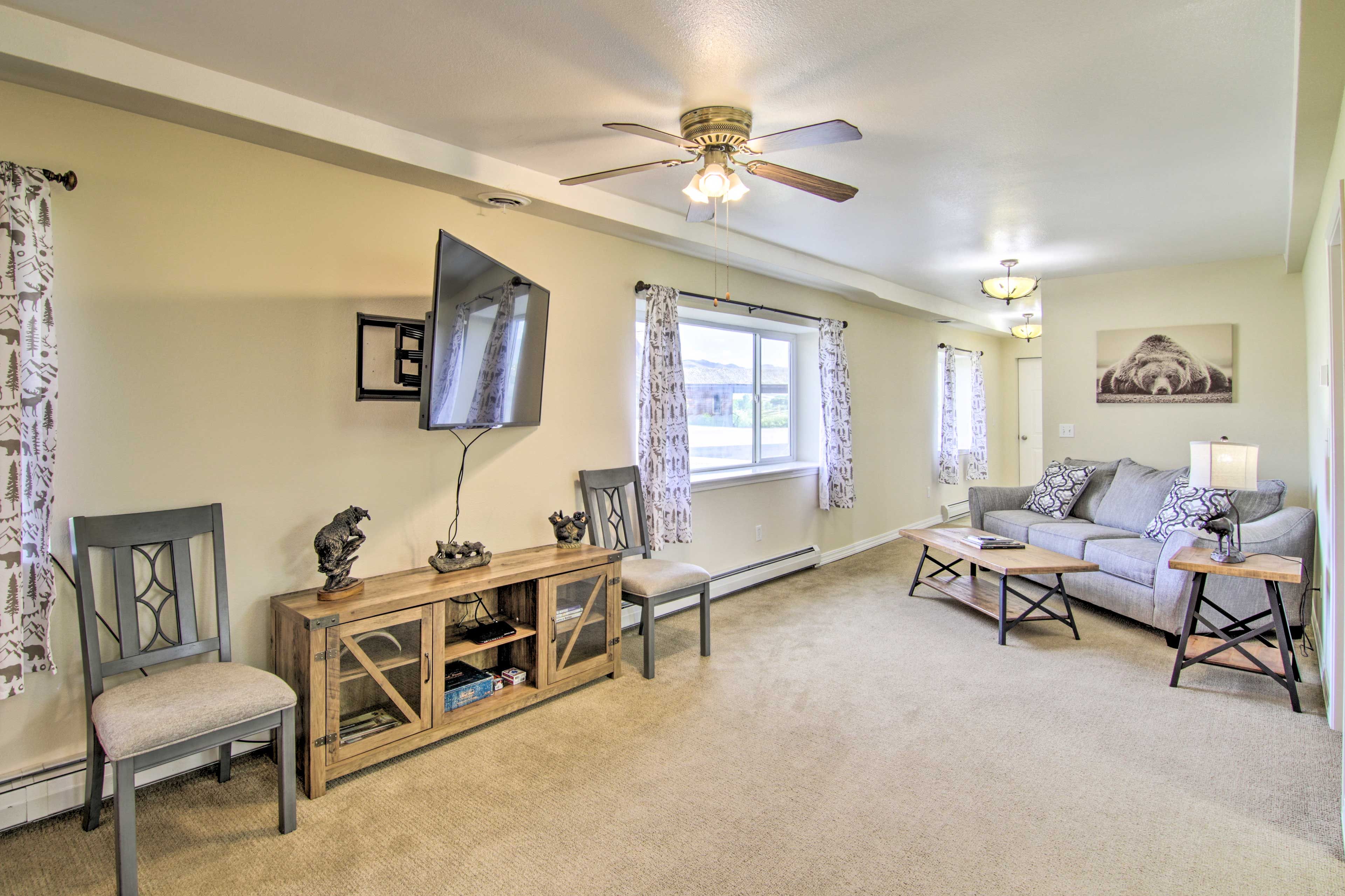 Living Room | Smart TV w/ Cable