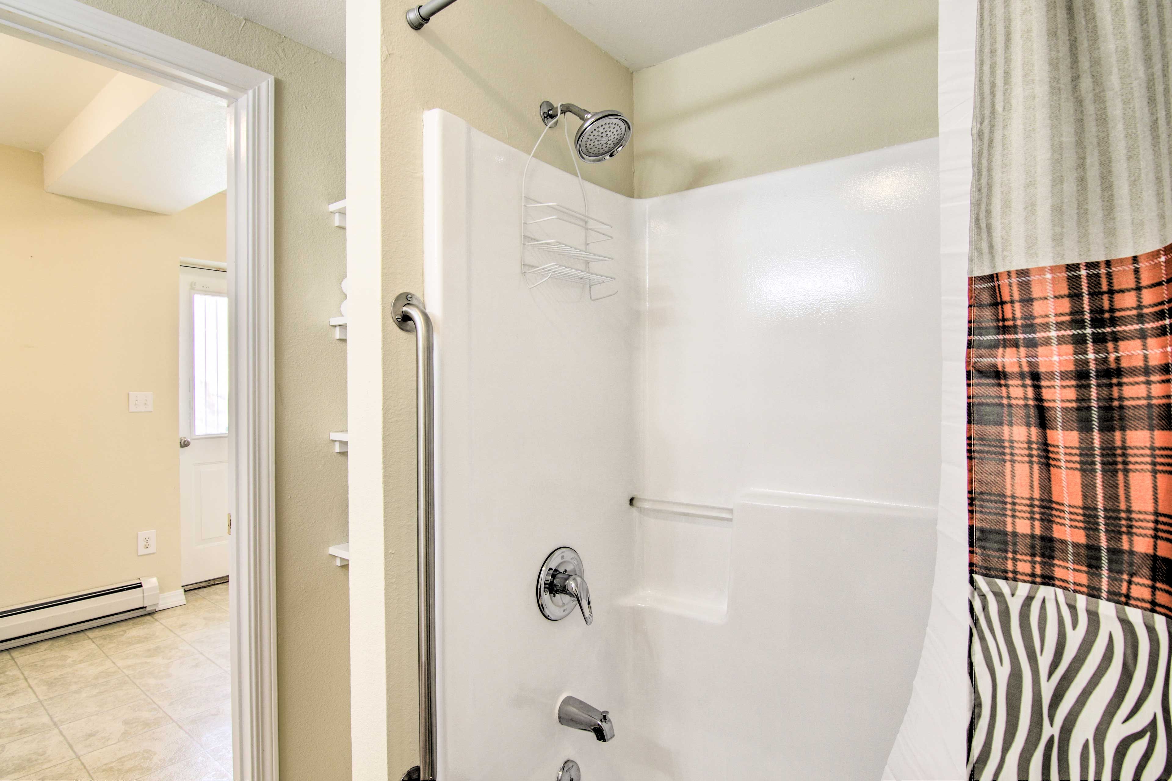 Full Bathroom | Towels Provided