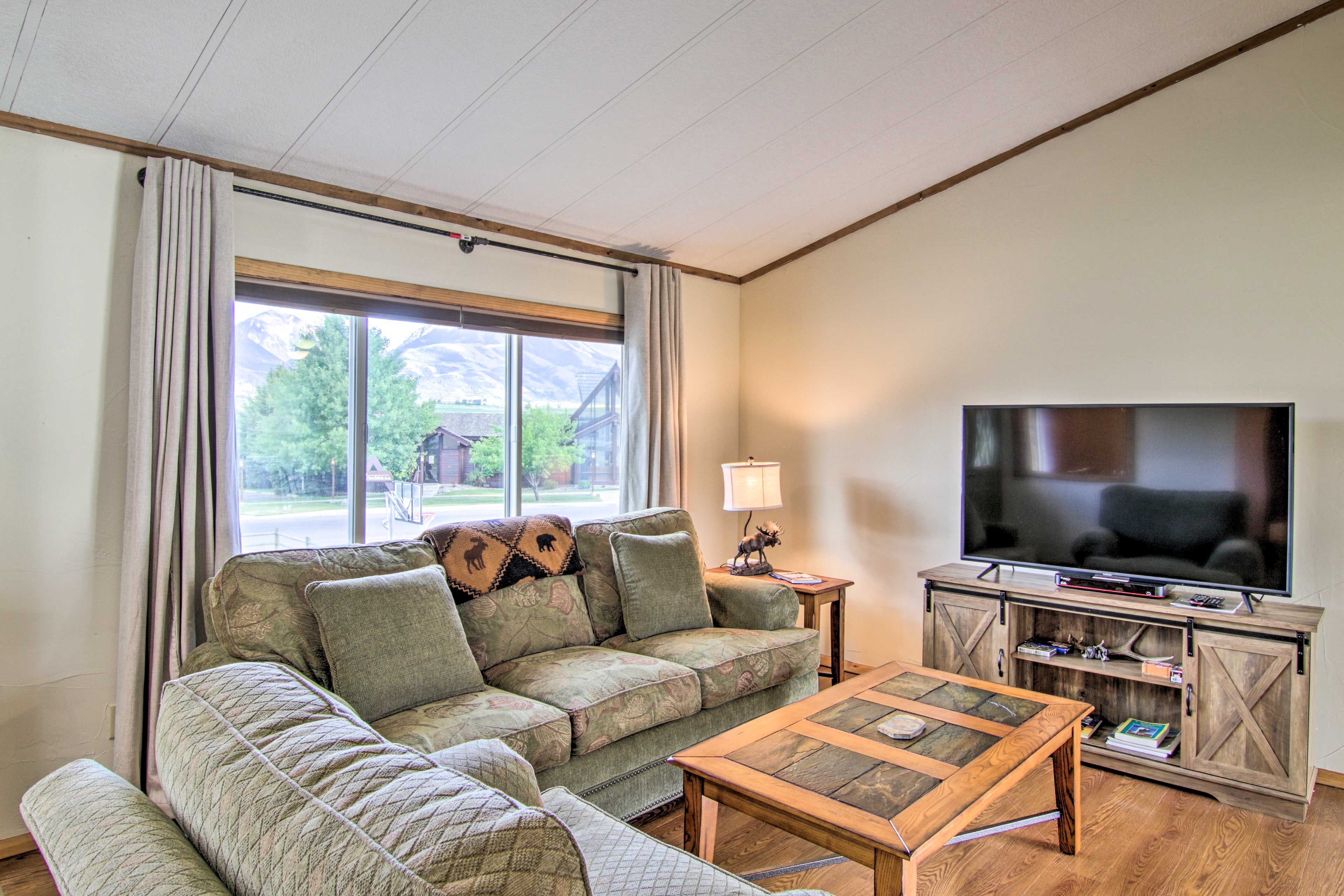 Living Room | Smart TV w/ Sling TV | Free WiFi | Central A/C & Heating