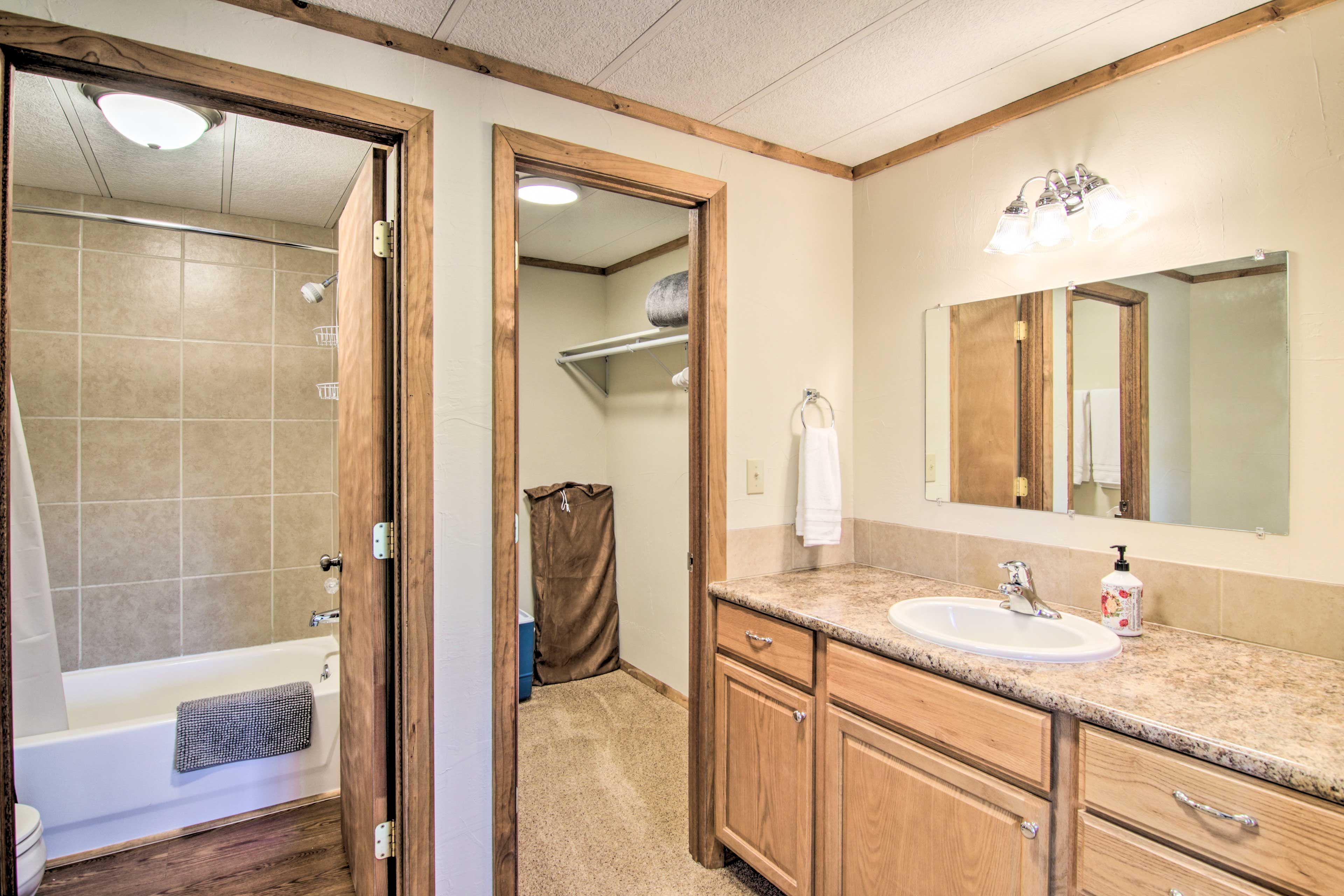 Full Bathroom | Complimentary Toiletries | Towels Provided