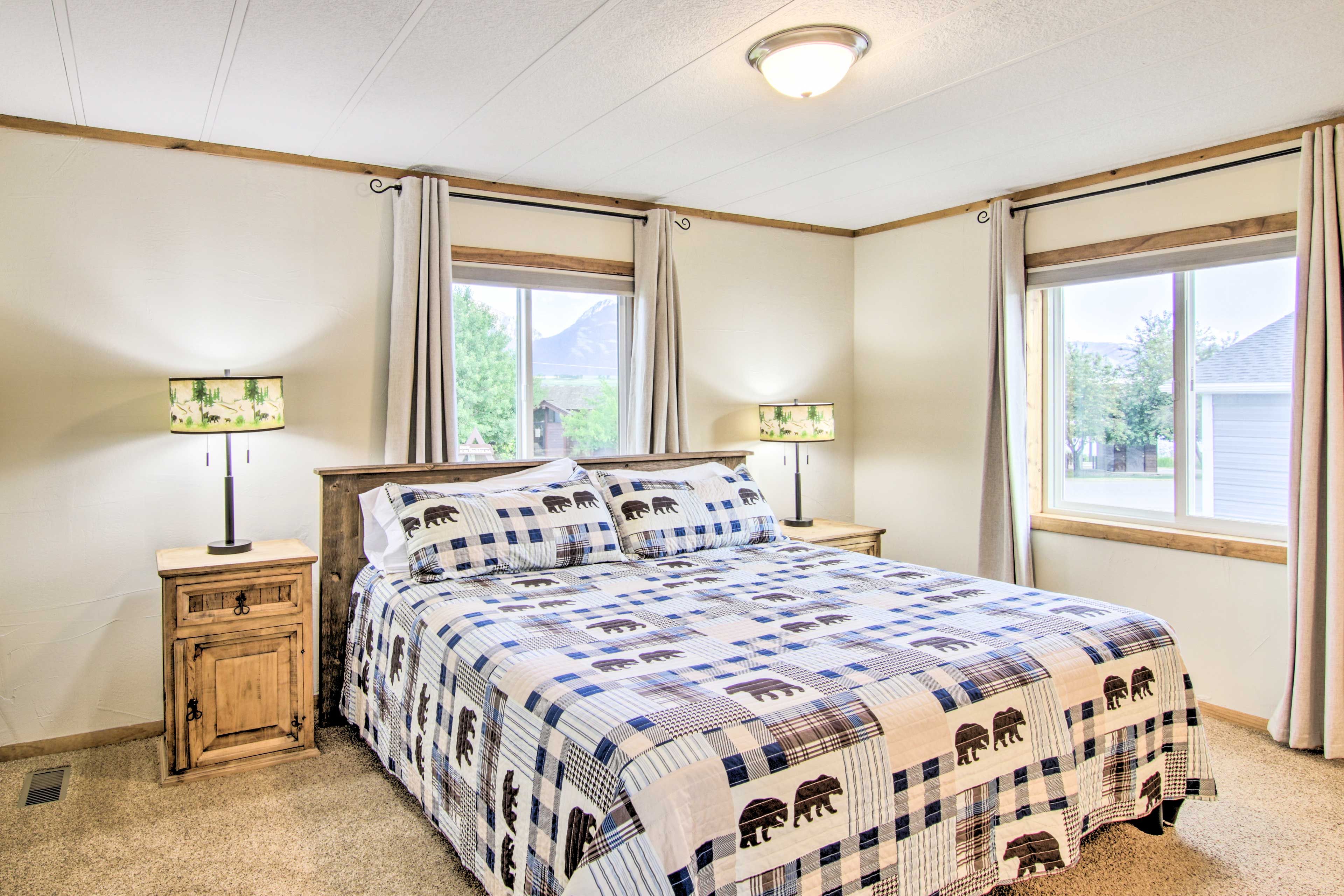 Bedroom 1 | King Bed | Linens Provided | En-Suite Bathroom | Walk-In Closet