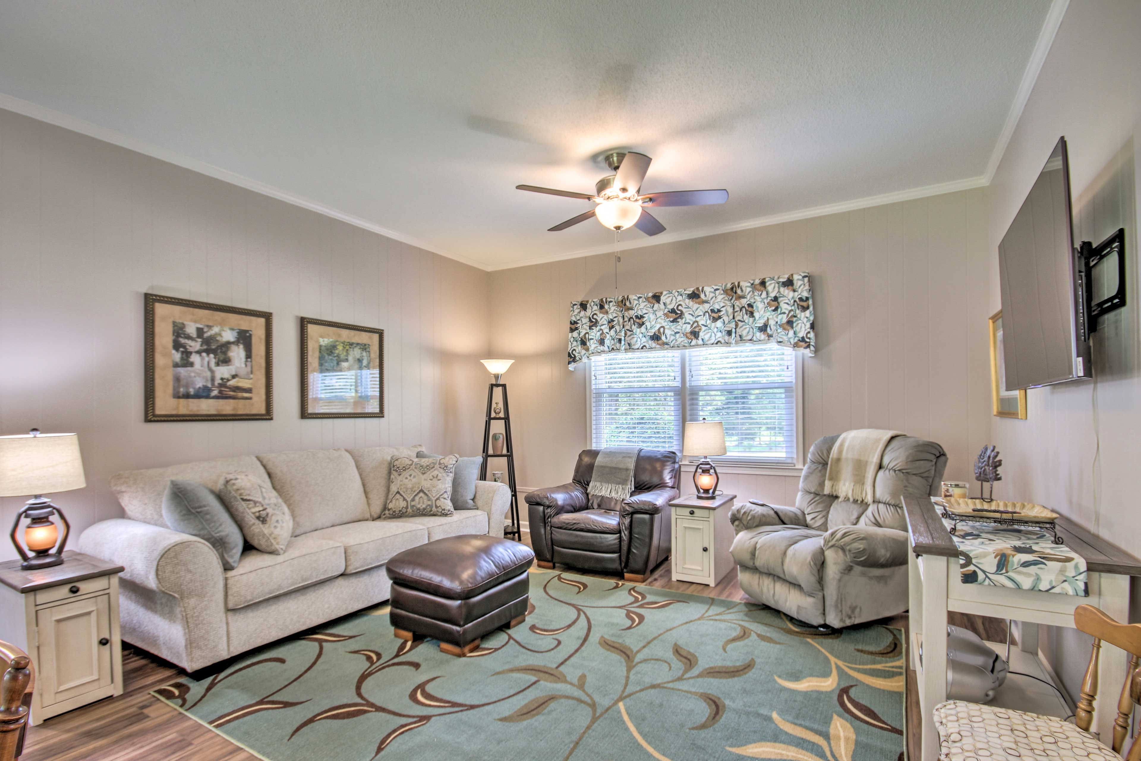 Living Room | Smart TV | Central A/C | Central Heat | Free WiFi