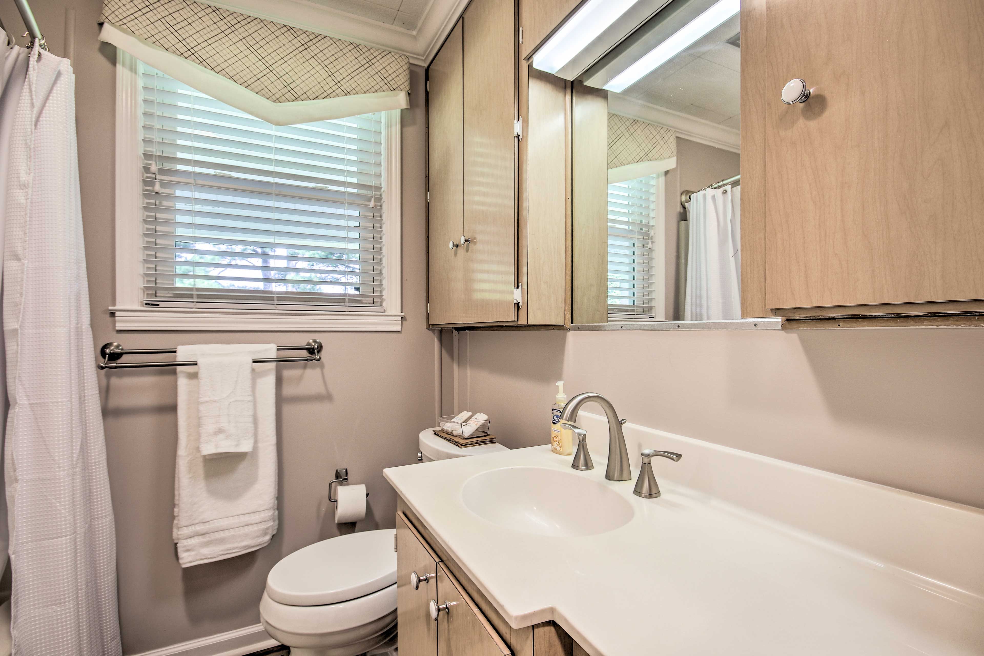 Full Bathroom | Towels Provided | Complimentary Toiletries