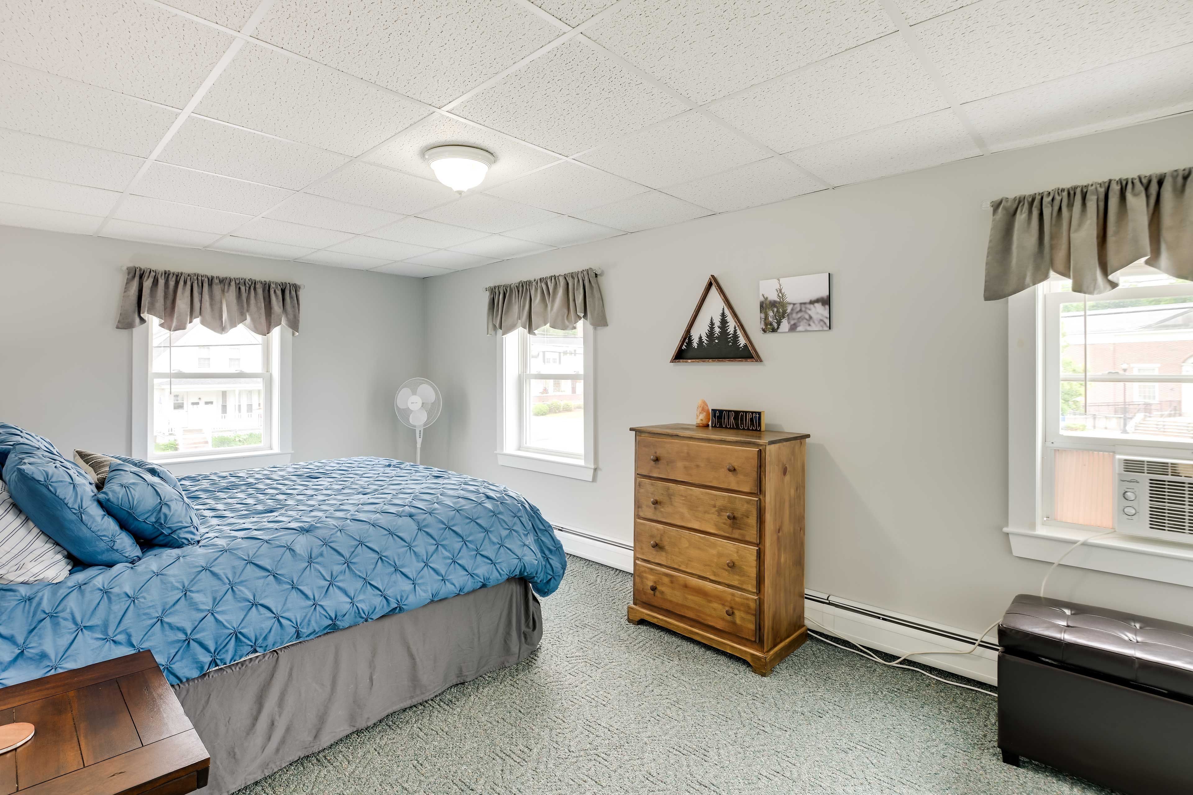 Bedroom | Queen Bed | Linens Provided