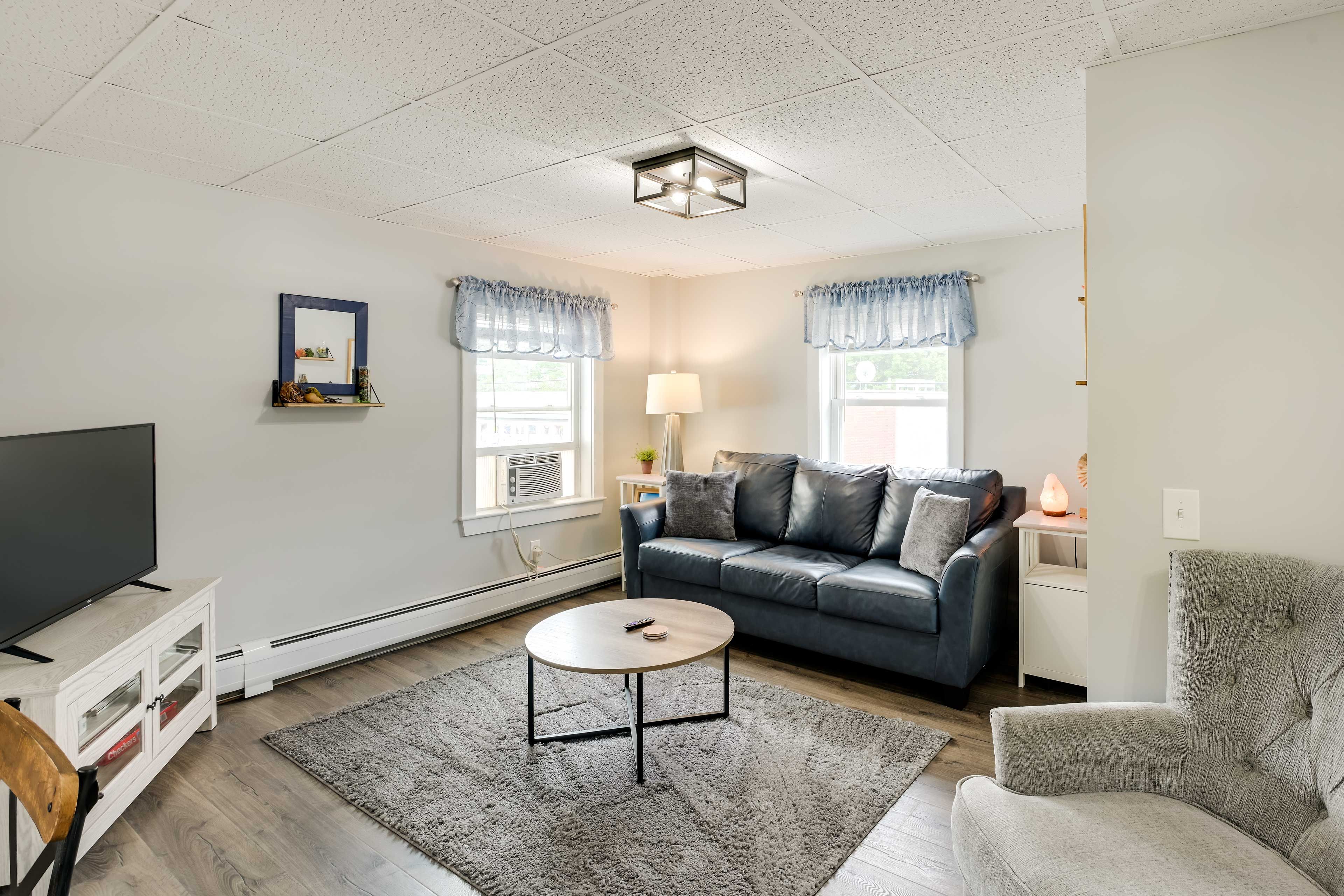 Living Room | Sleeper Sofa | A/C Units | Free WiFi