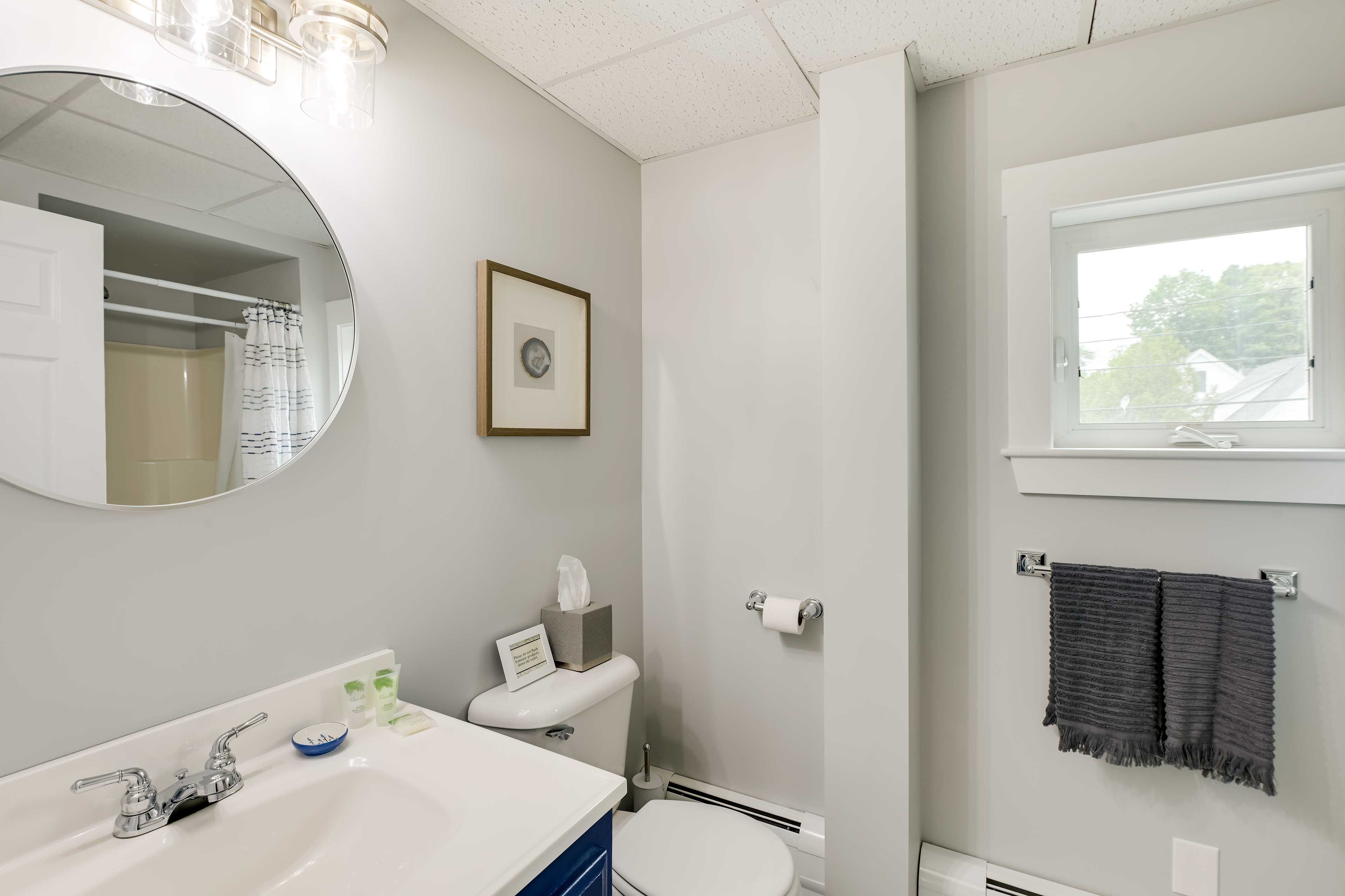 Full Bathroom | Complimentary Toiletries | Towels Provided | Hair Dryer