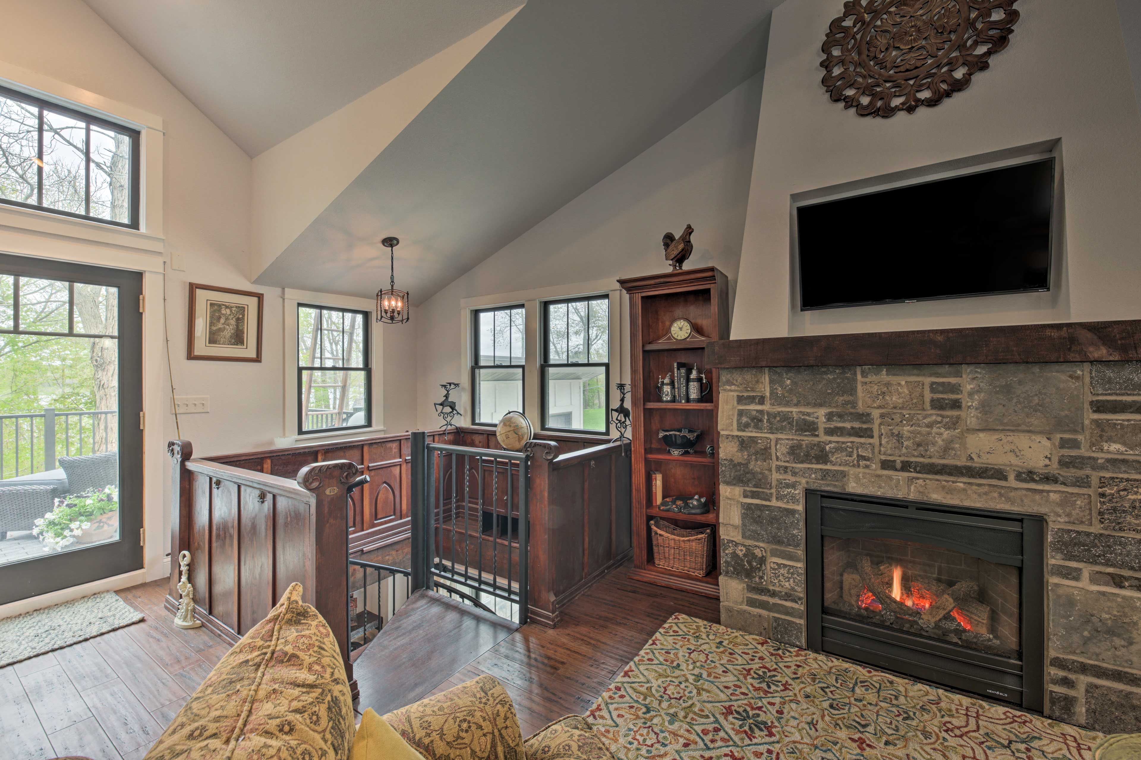 Living Room | Gas Fireplace | Flat-Screen TV w/ Roku
