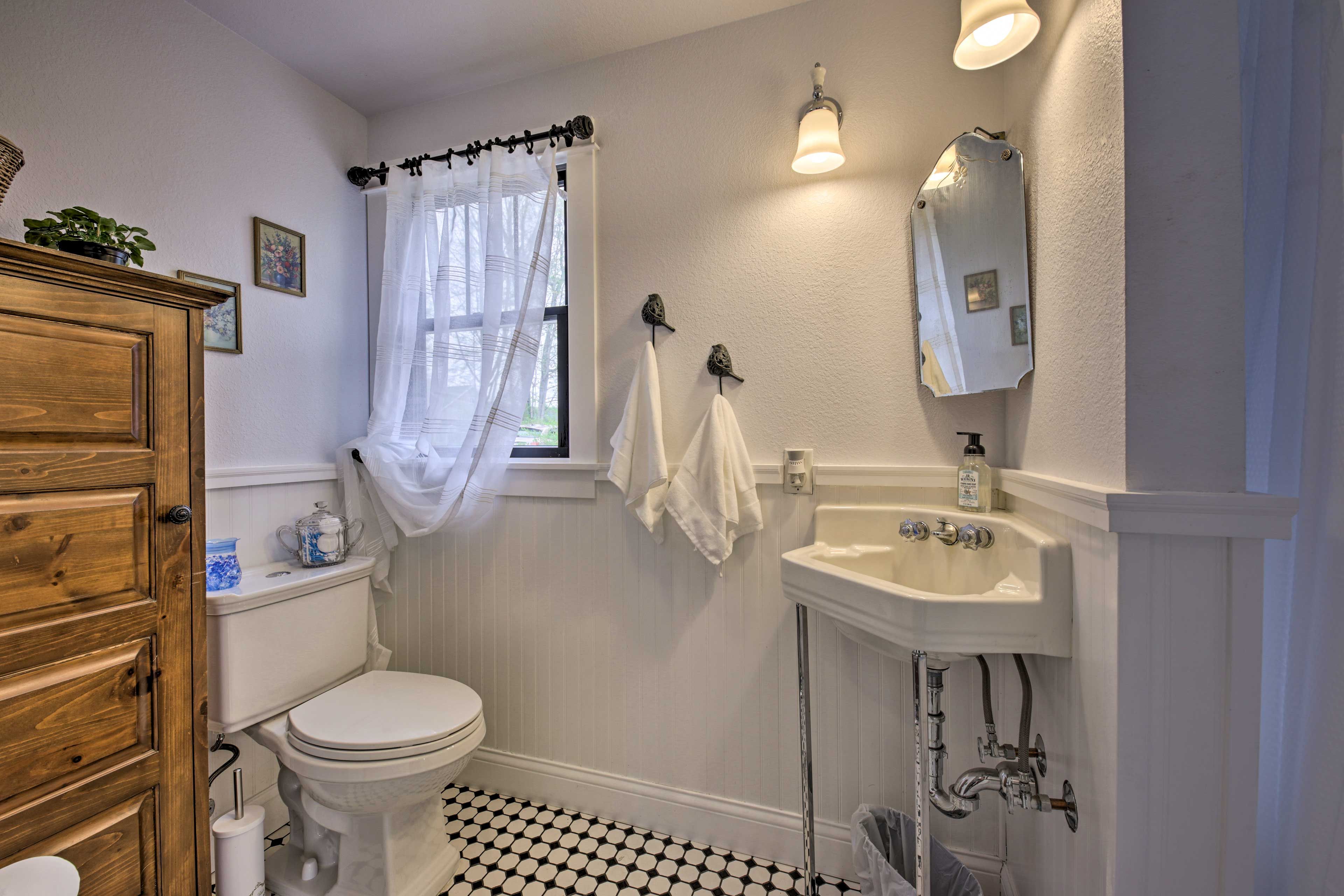Bathroom | Upper Level | Clawfoot Tub