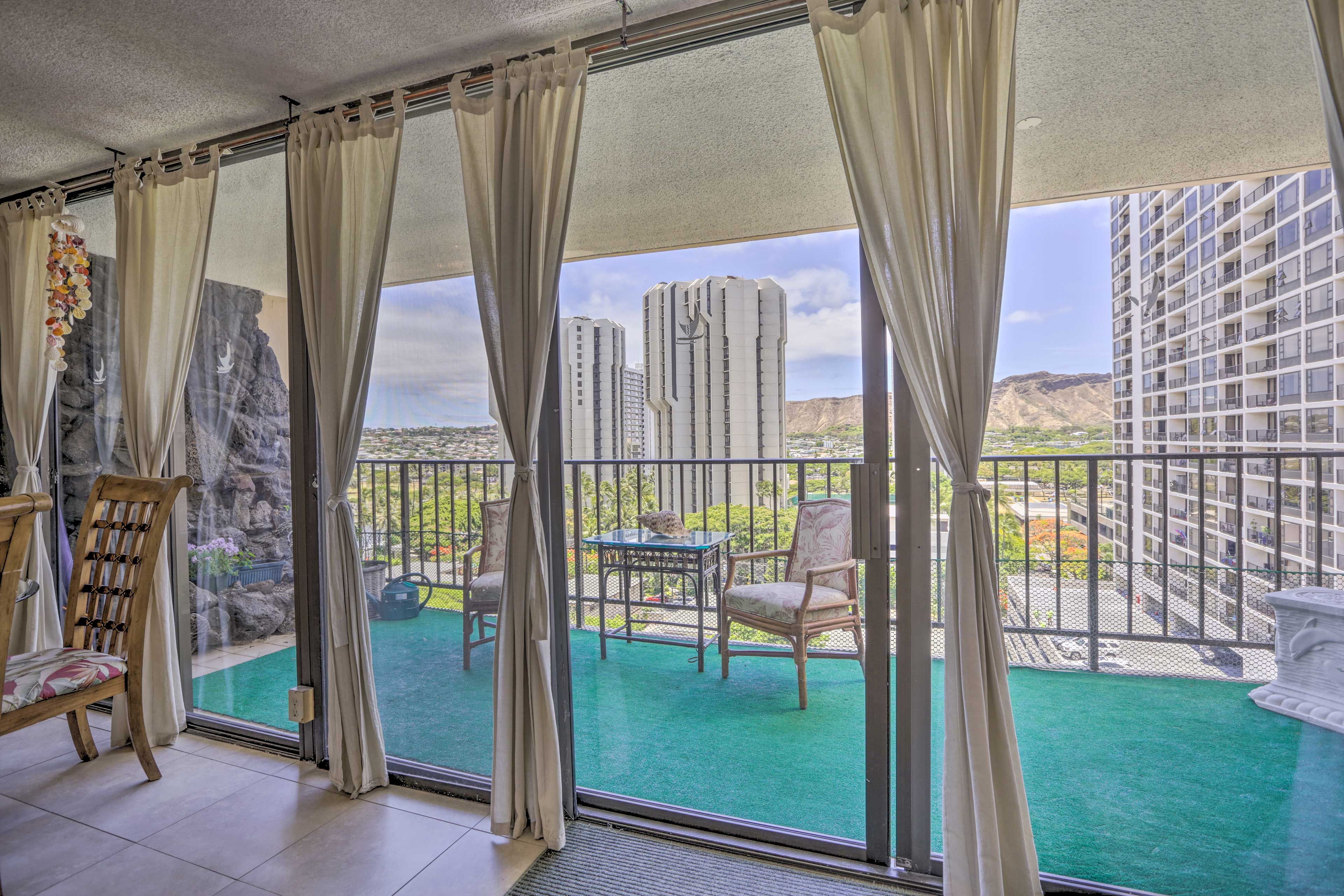 Living Room | Diamond Head Views