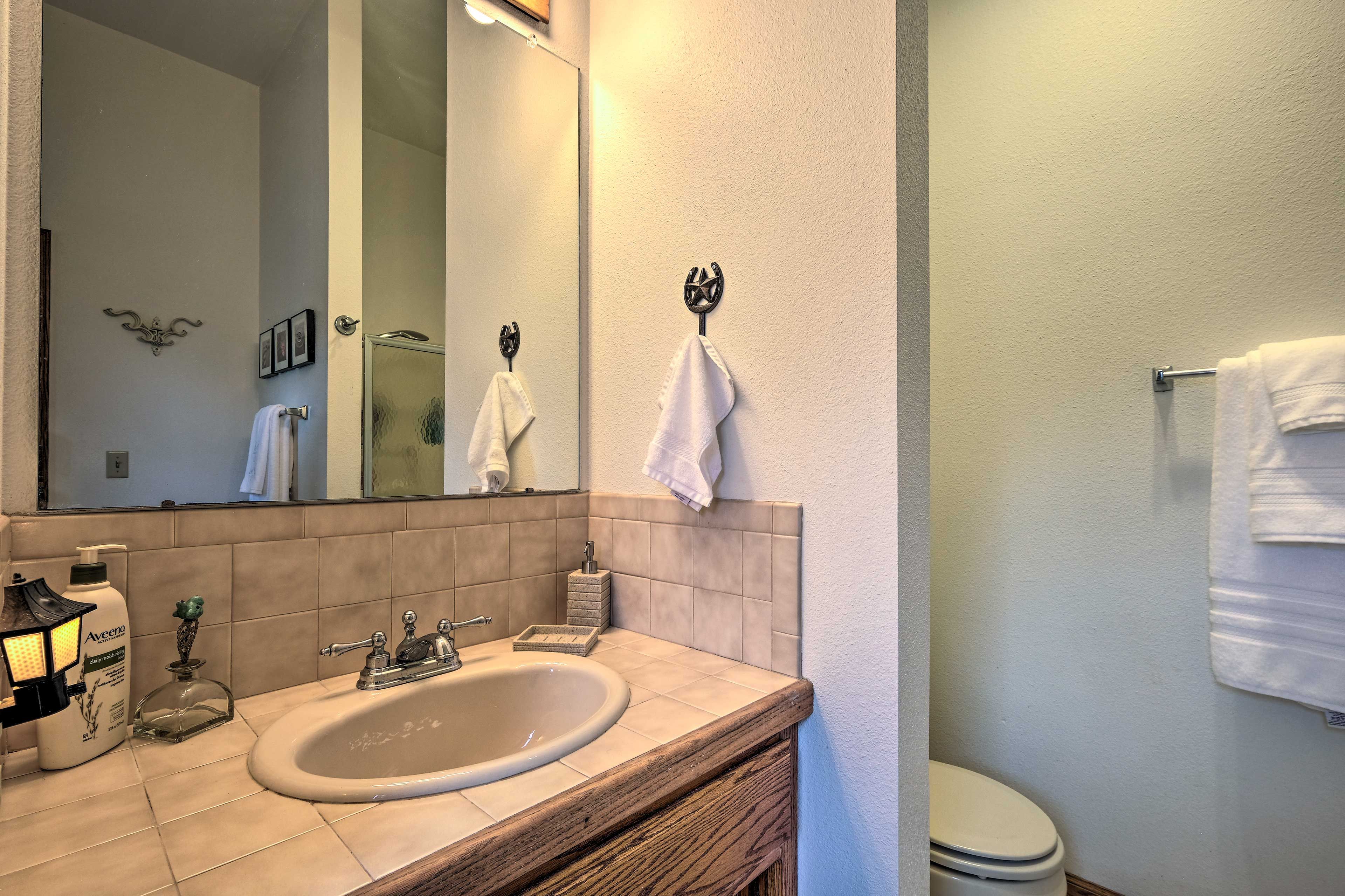 Full Bathroom | Towels Provided | Complimentary Toiletries