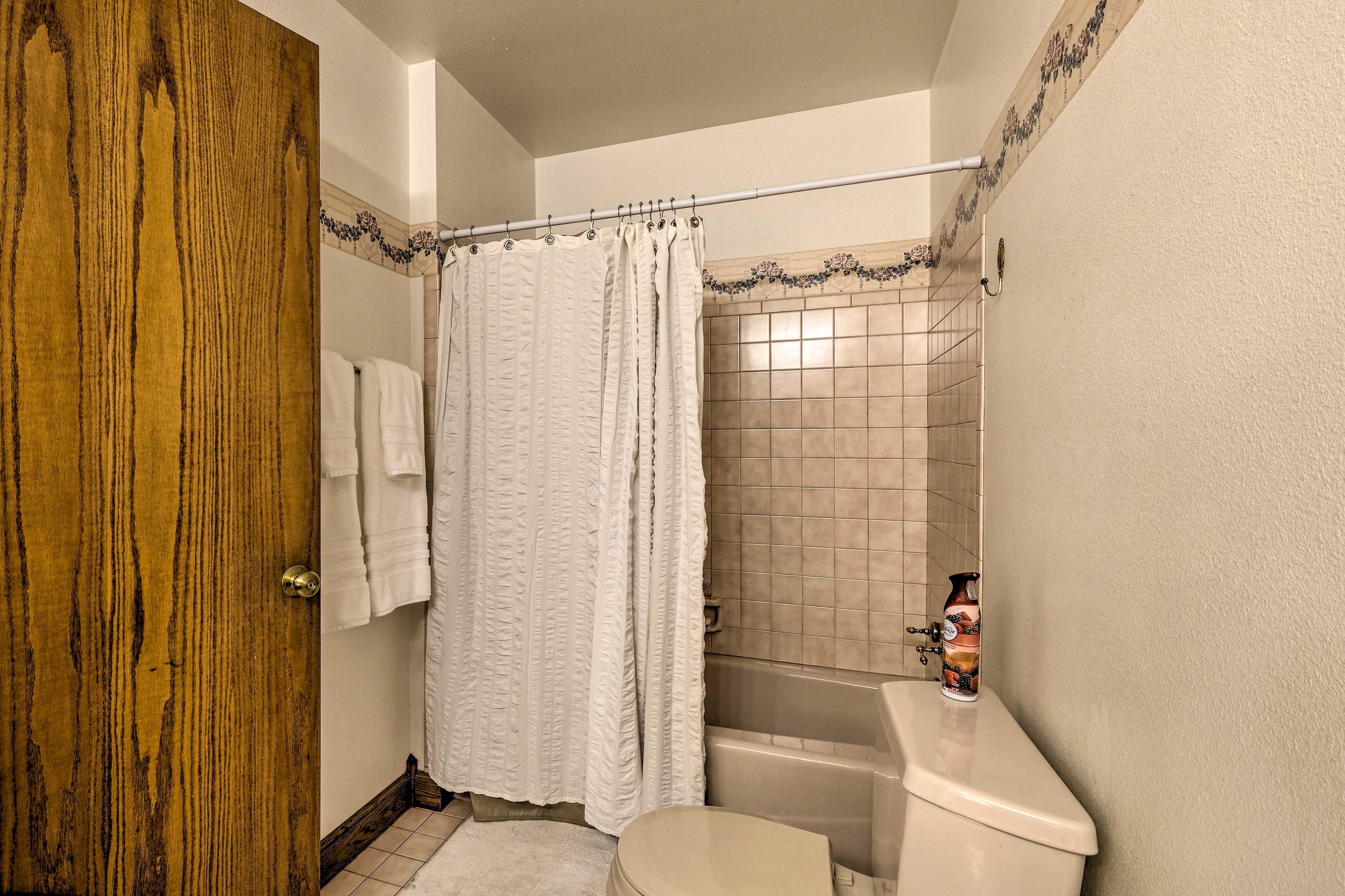 Full Bathroom | Shower/Tub Combo | Complimentary Toiletries