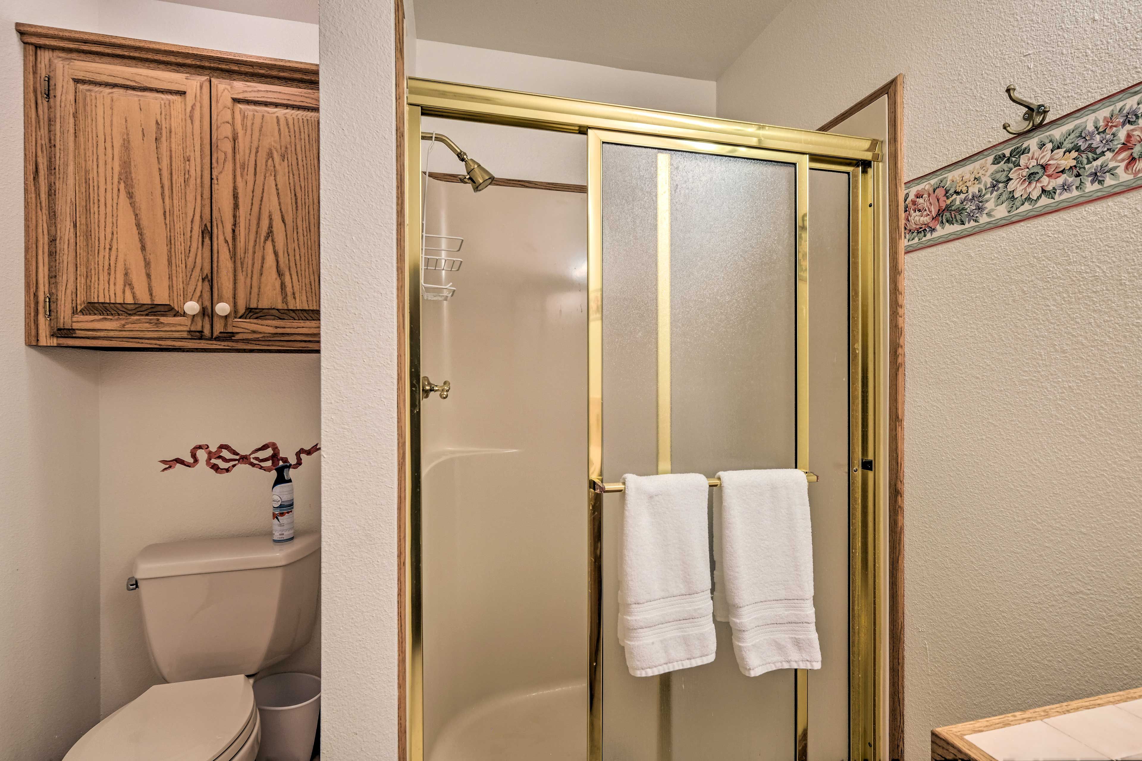 Full Bathroom | Towels Provided