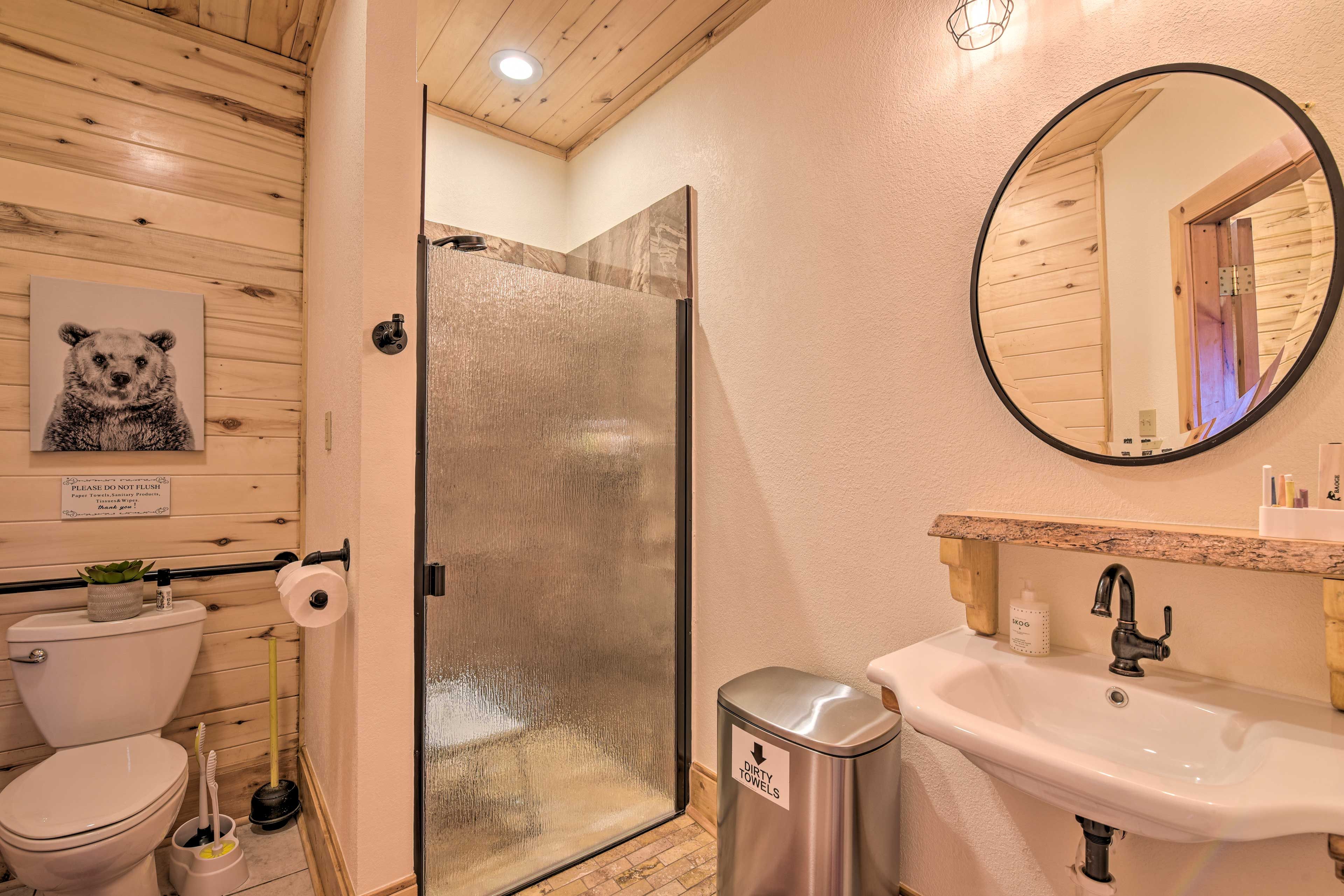Full Bathroom | 1st Floor | Linens & Towels Provided